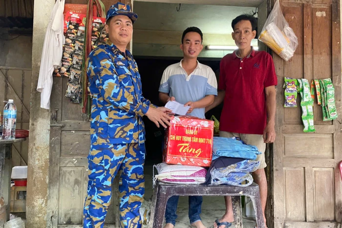 Trung tâm Bảo đảm kỹ thuật 719 hỗ trợ gia đình quân nhân bị thiệt hại do mưa lũ