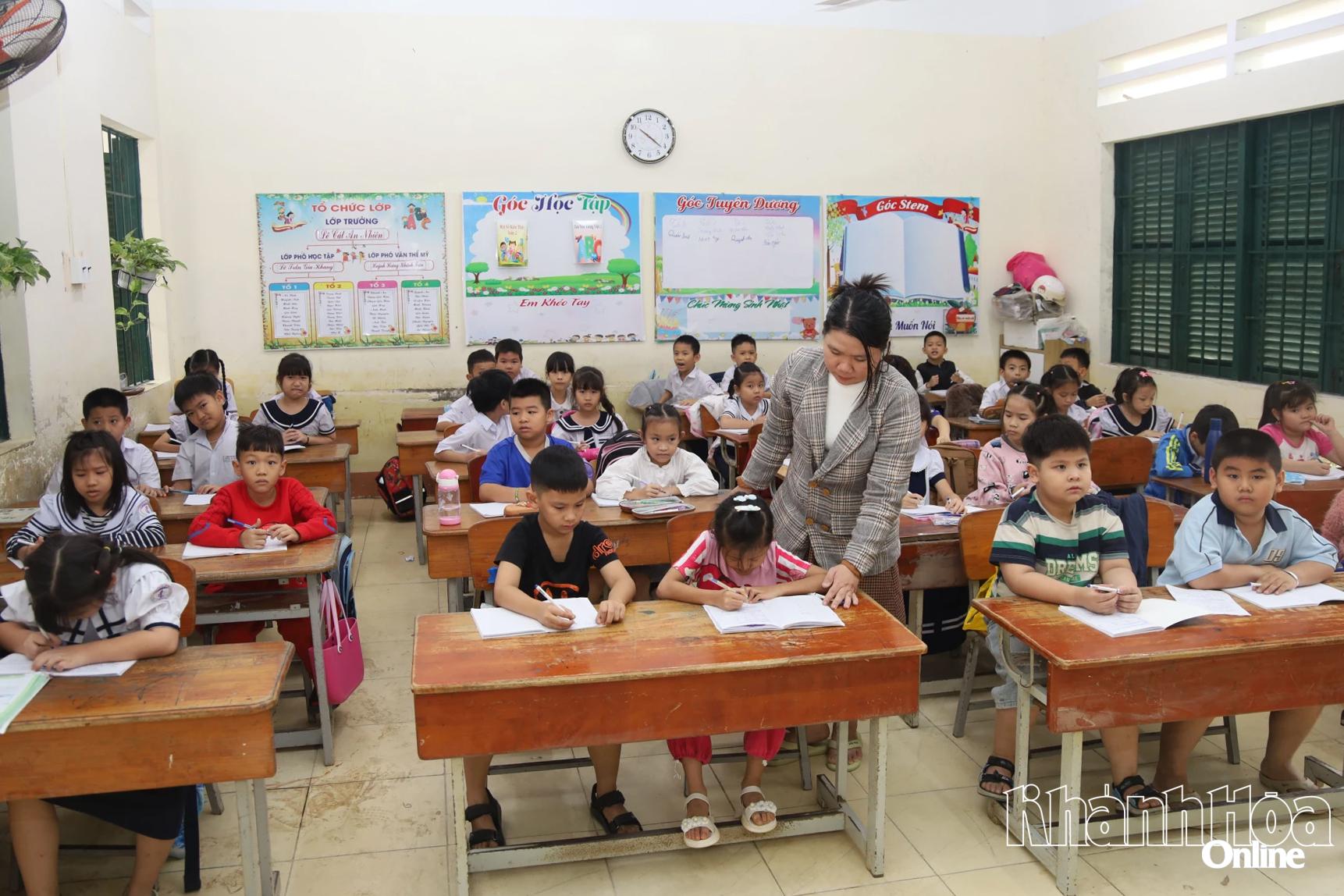 Học sinh Trường Tiểu học Vĩnh Hiệp đi học lại nhưng chưa có đủ đồng phục.
