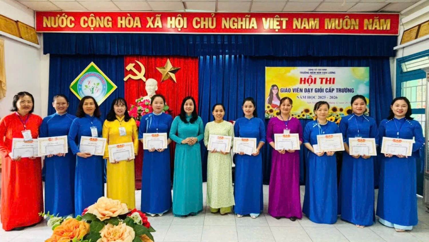 Lãnh đạo Trường Mầm non Vạn Lương trao giấy chứng nhận cho 11 giáo viên.