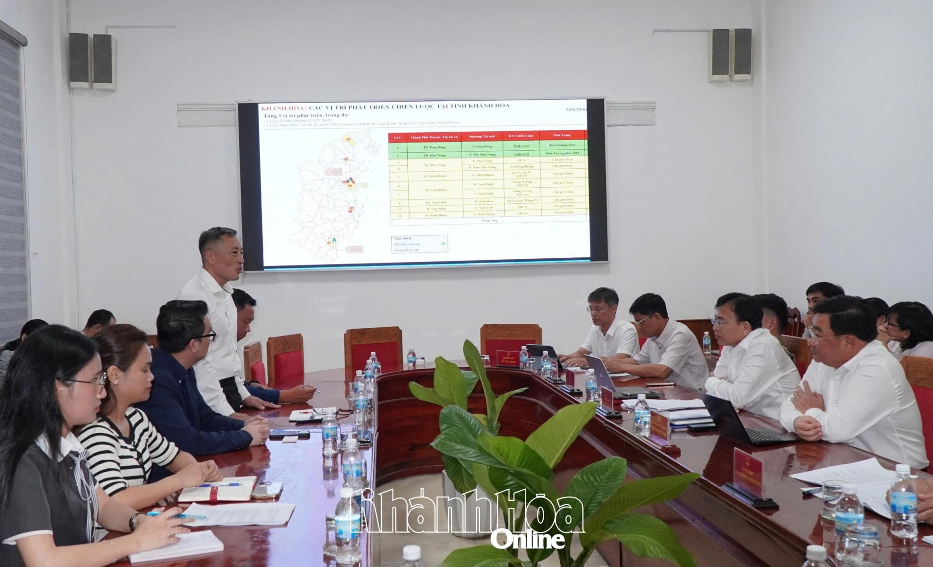 Đại diện đoàn công tác của Công ty Cổ phần Espace Business Huế trình bày về chủ trương đầu tư các trung tâm thương mại và siêu thị tổng hợp trên địa bàn tỉnh Khánh Hòa.