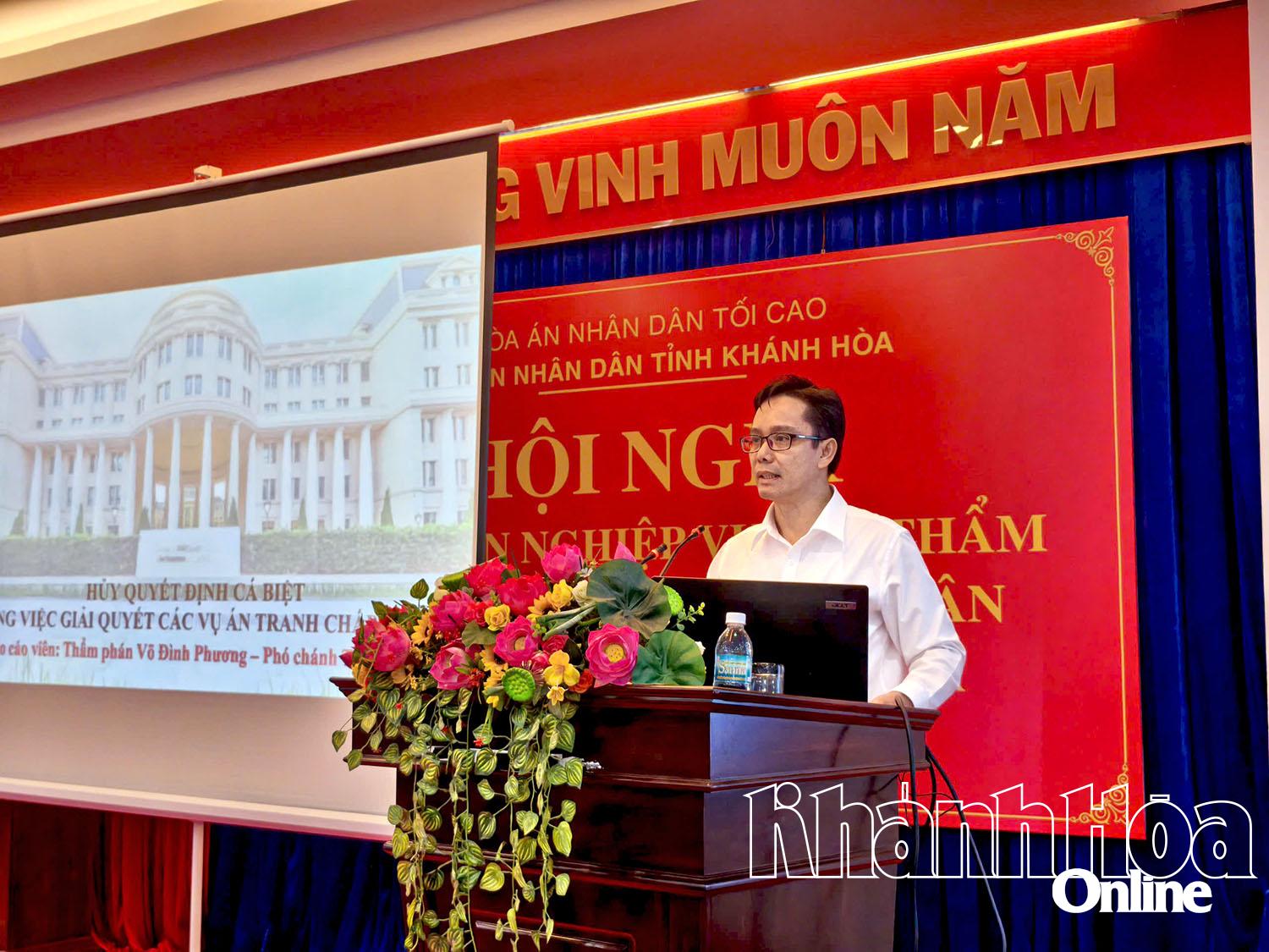 Báo cáo viên truyền đạt tại hội nghị.