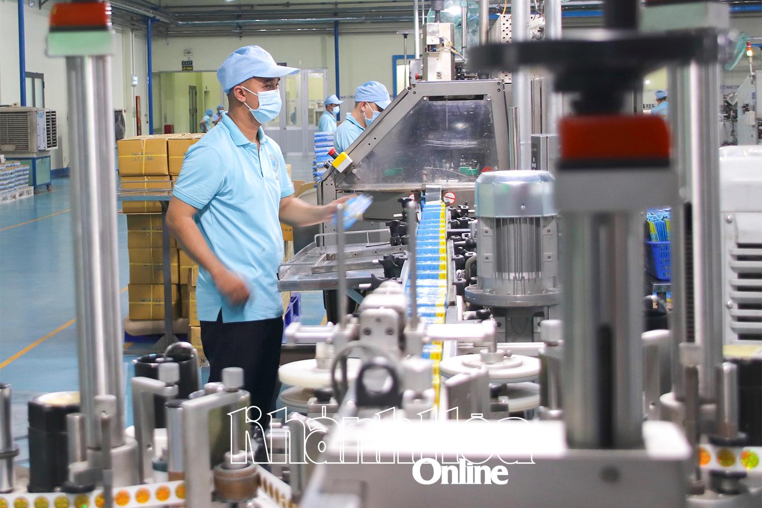 Hoạt động sản xuất tại Công ty Cổ phần Nước giải khát Sanest Khánh Hòa.

