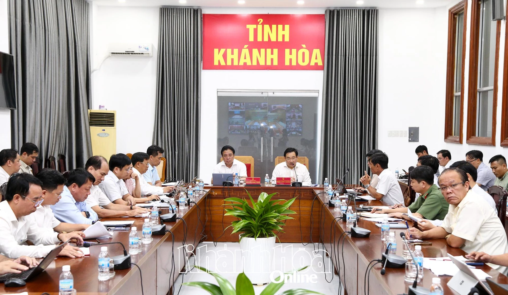 Các đồng chí lãnh đạo tỉnh và đại biểu tham dự phiên họp tại điểm cầu Khánh Hòa