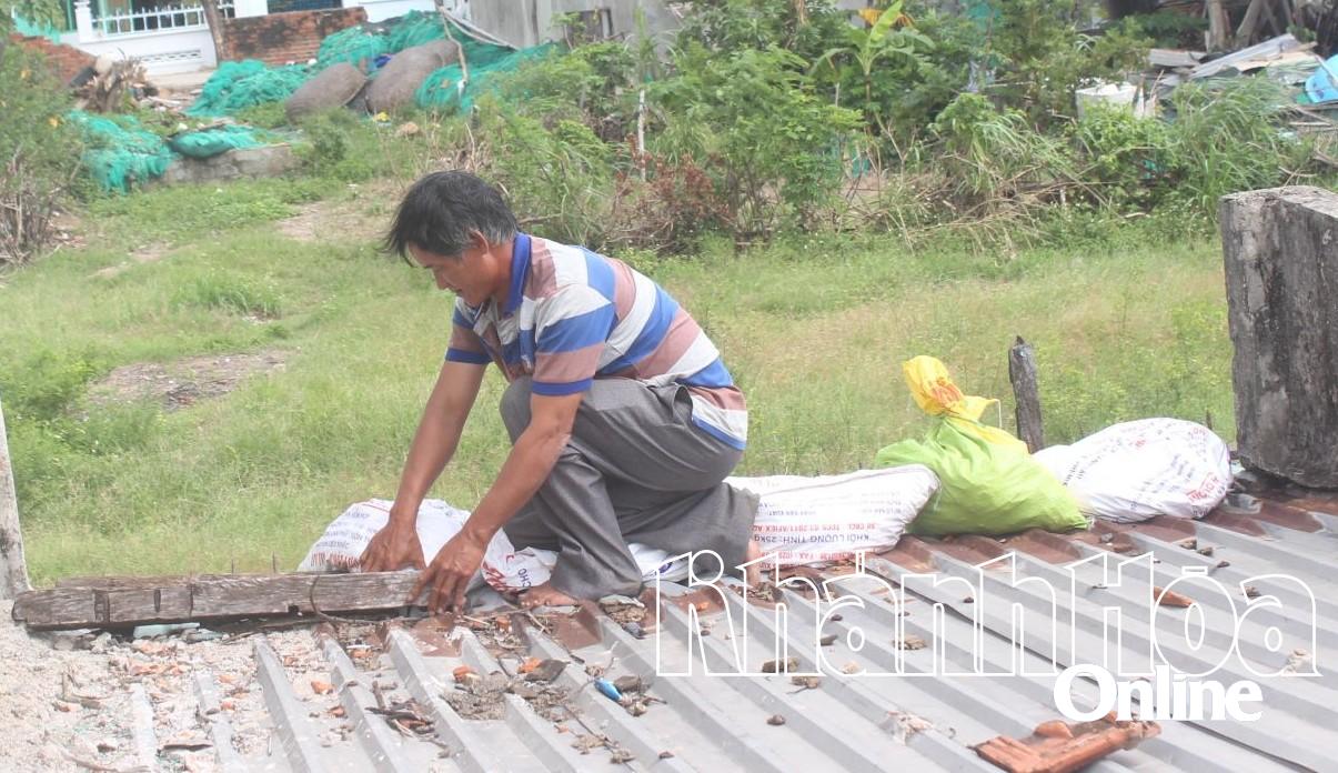 

Người dân xã Vạn Hưng chủ động chằng chống mái nhà.
