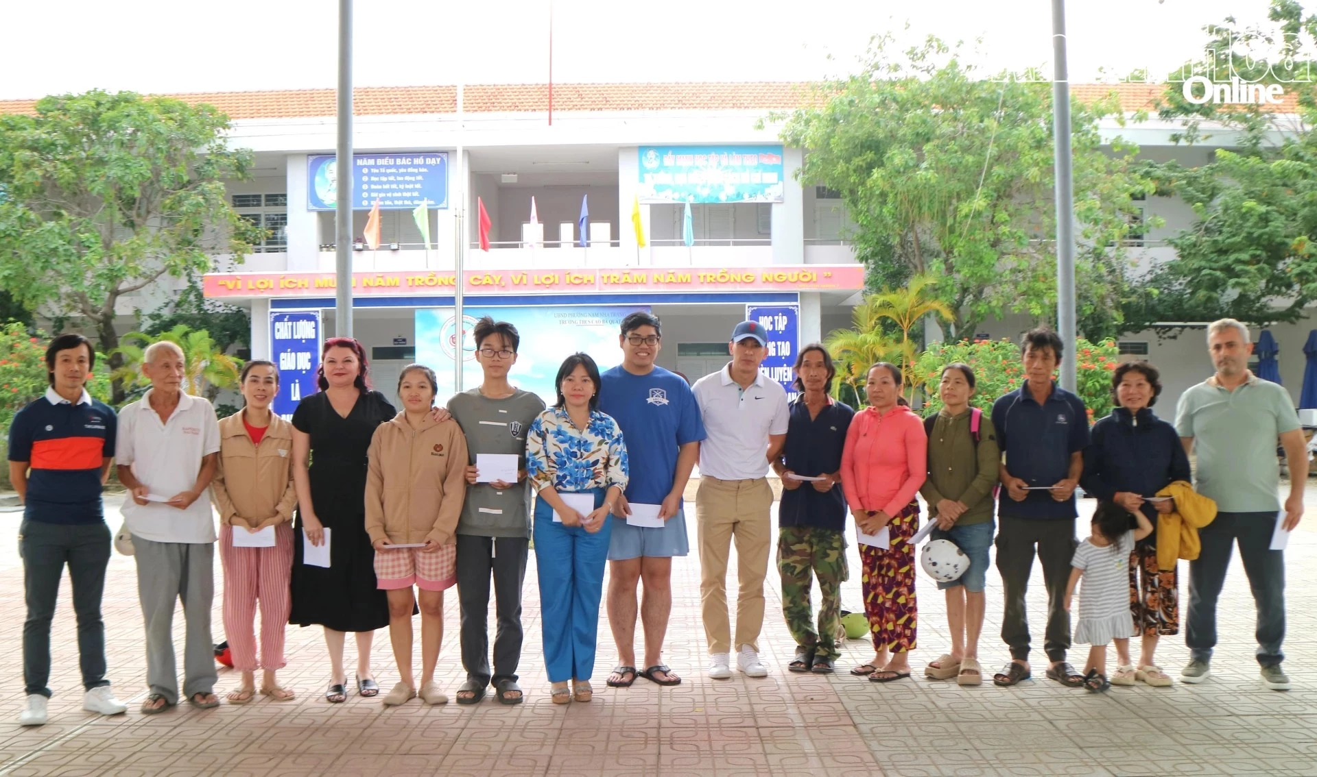 Đại diện các đơn vị trao quà cho người dân thôn Thủy Tú, phường Nam Nha Trang.
