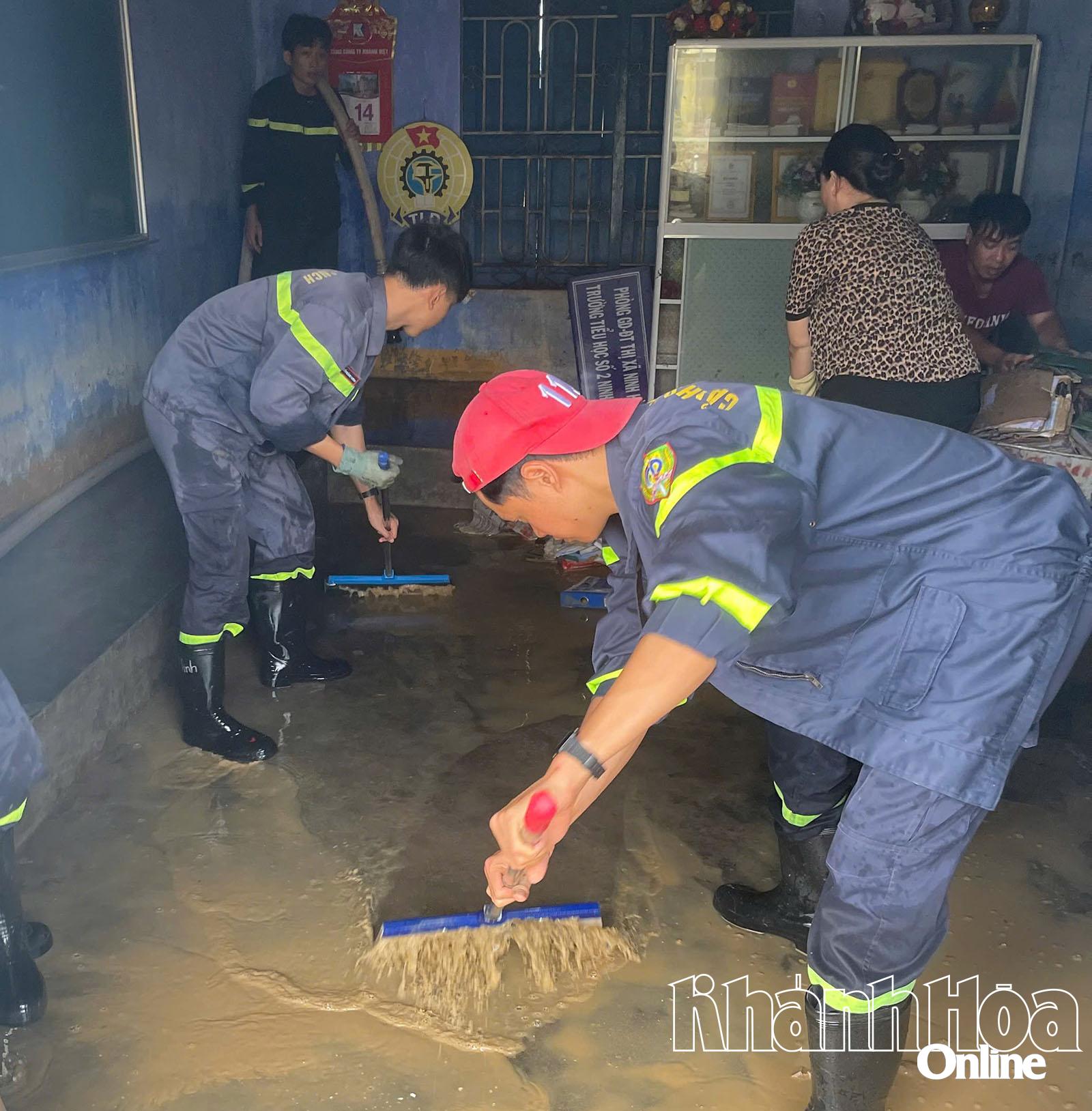 Các cán bộ, chiến sĩ tận tụy với nhiệm vụ tại Trường Tiểu học số 2 Ninh Hiệp