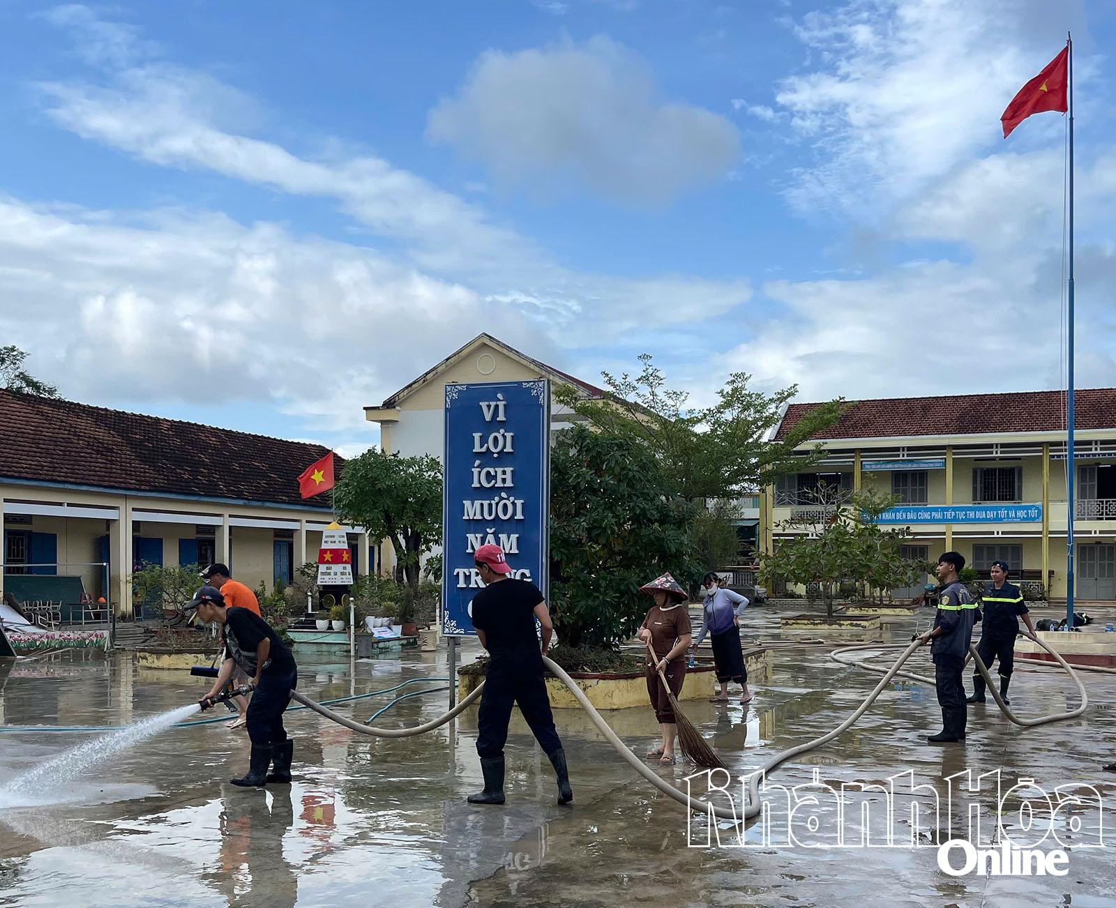 Khuôn viên nhà trường cũng nhanh chóng được dọn sạch