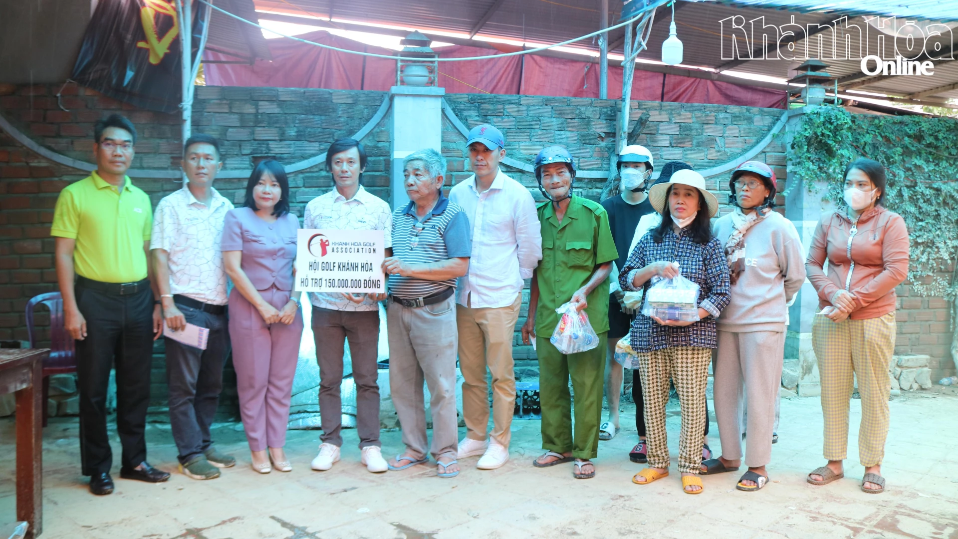 Đại diện các đơn vị trao quà cho người dân tổ dân phố Xuân Lạc 2, phường Tây Nha Trang.