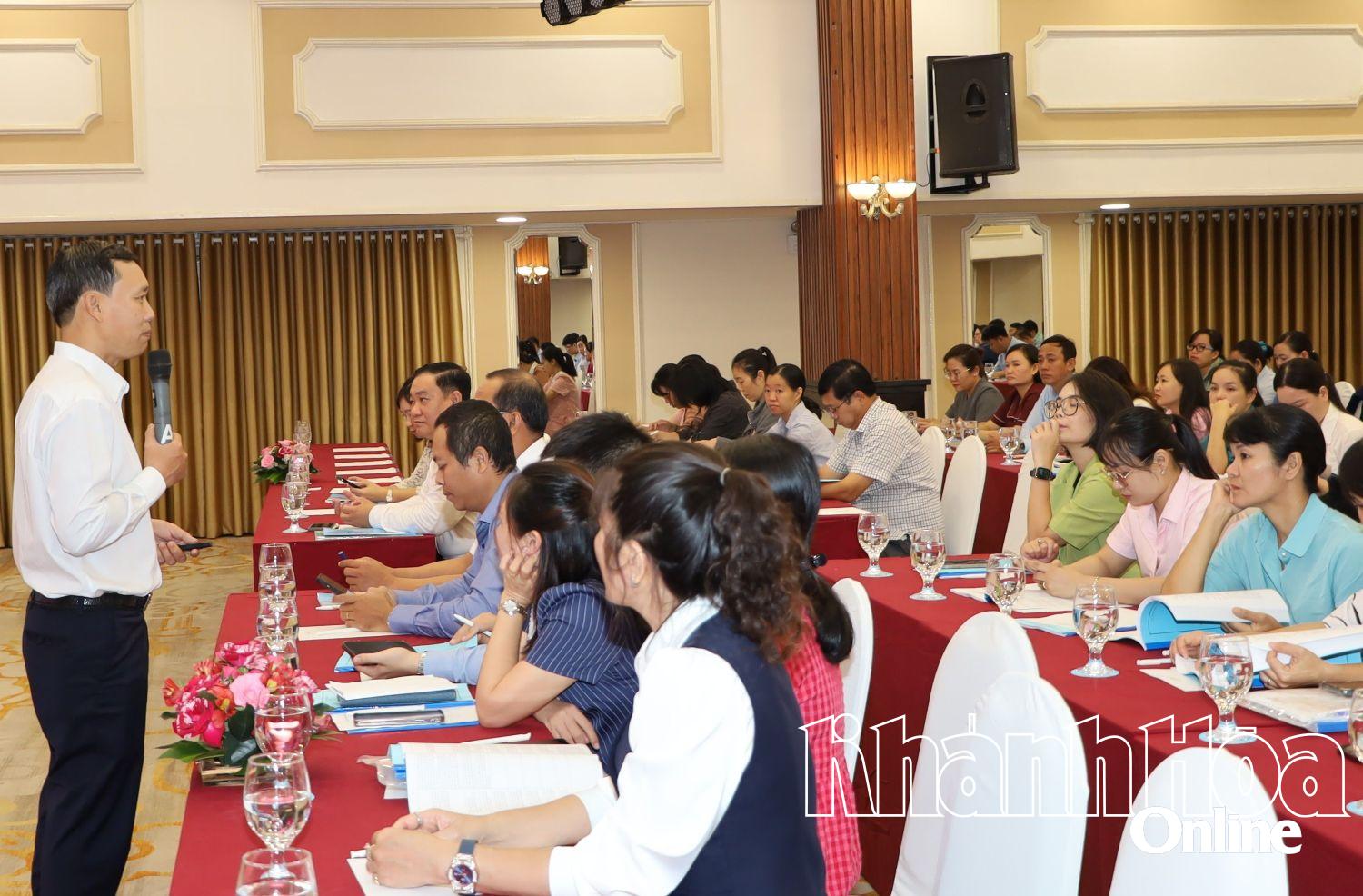 Báo cáo viên truyền đạt các nội dung tại hội nghị.