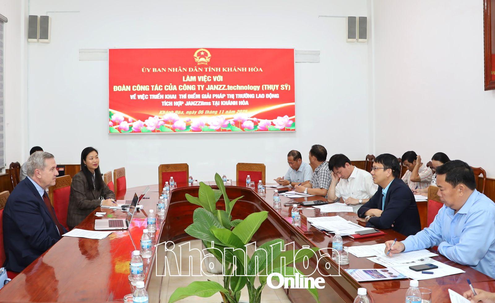 Quang cảnh tại cuộc họp.