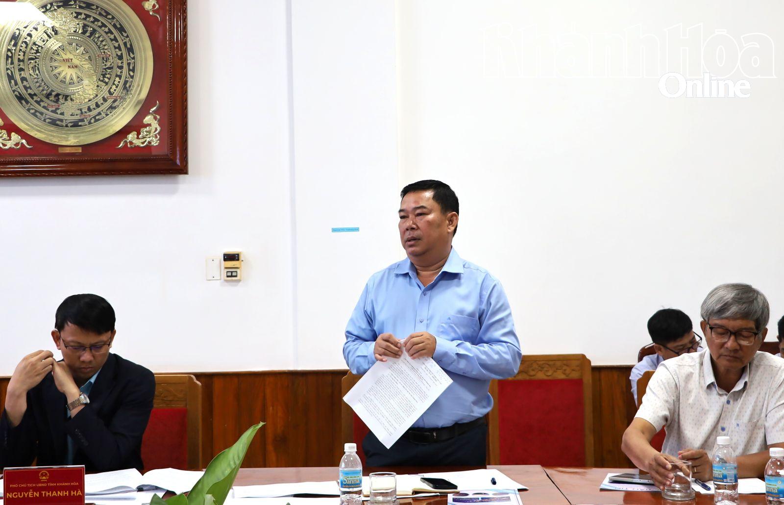 Lãnh đạo Sở Nội vụ báo cáo nội dung tại cuộc họp.