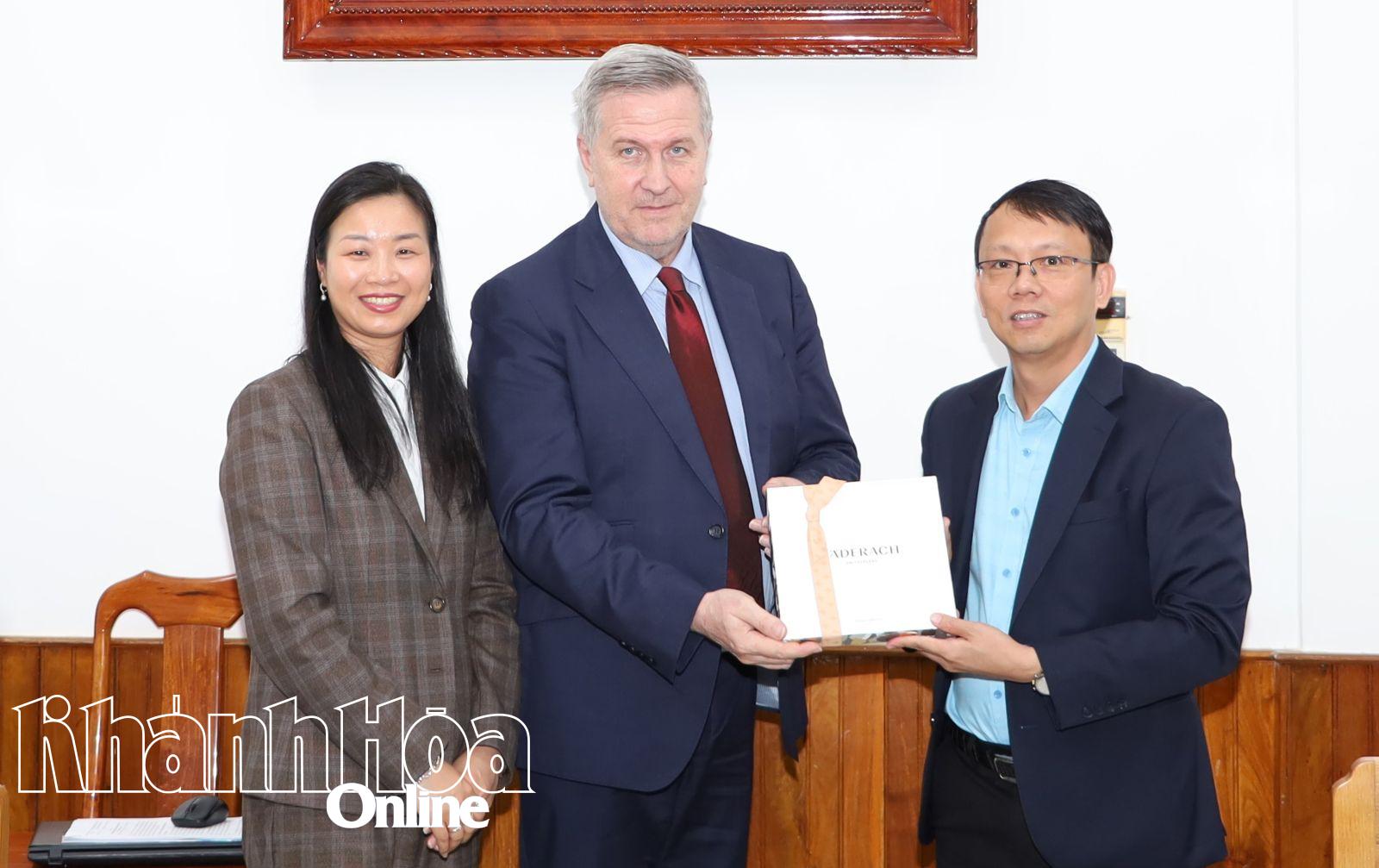 Ông Stefan Winzenried tặng quà lưu niệm cho đồng chí Nguyễn Thanh Hà.