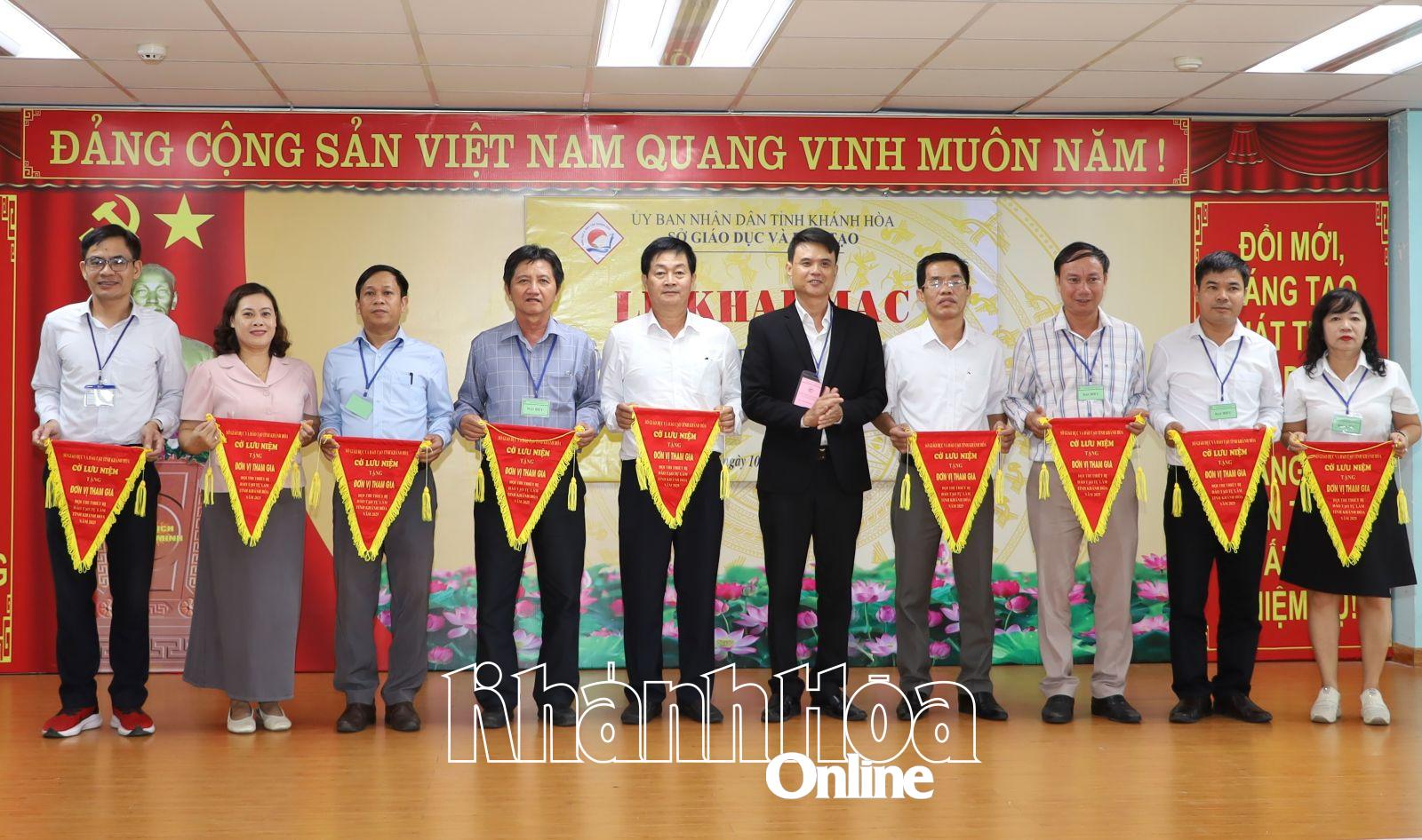 Lãnh đạo Sở Giáo dục và Đào tạo tặng cờ lưu niệm cho các trường tham gia hội thi.