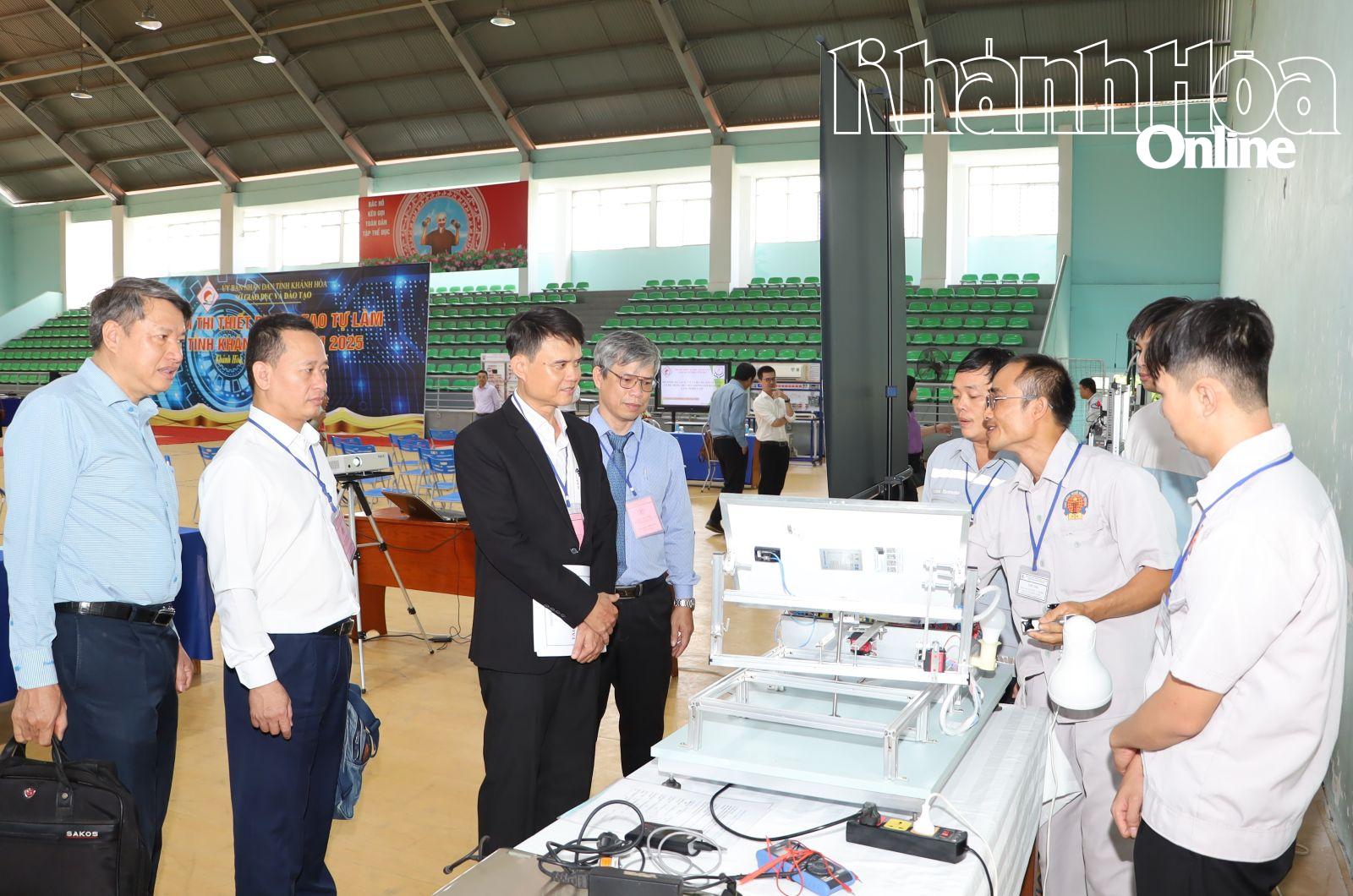 Các đại biểu tham quan các mô hình thiết bị đào tạo tự làm.