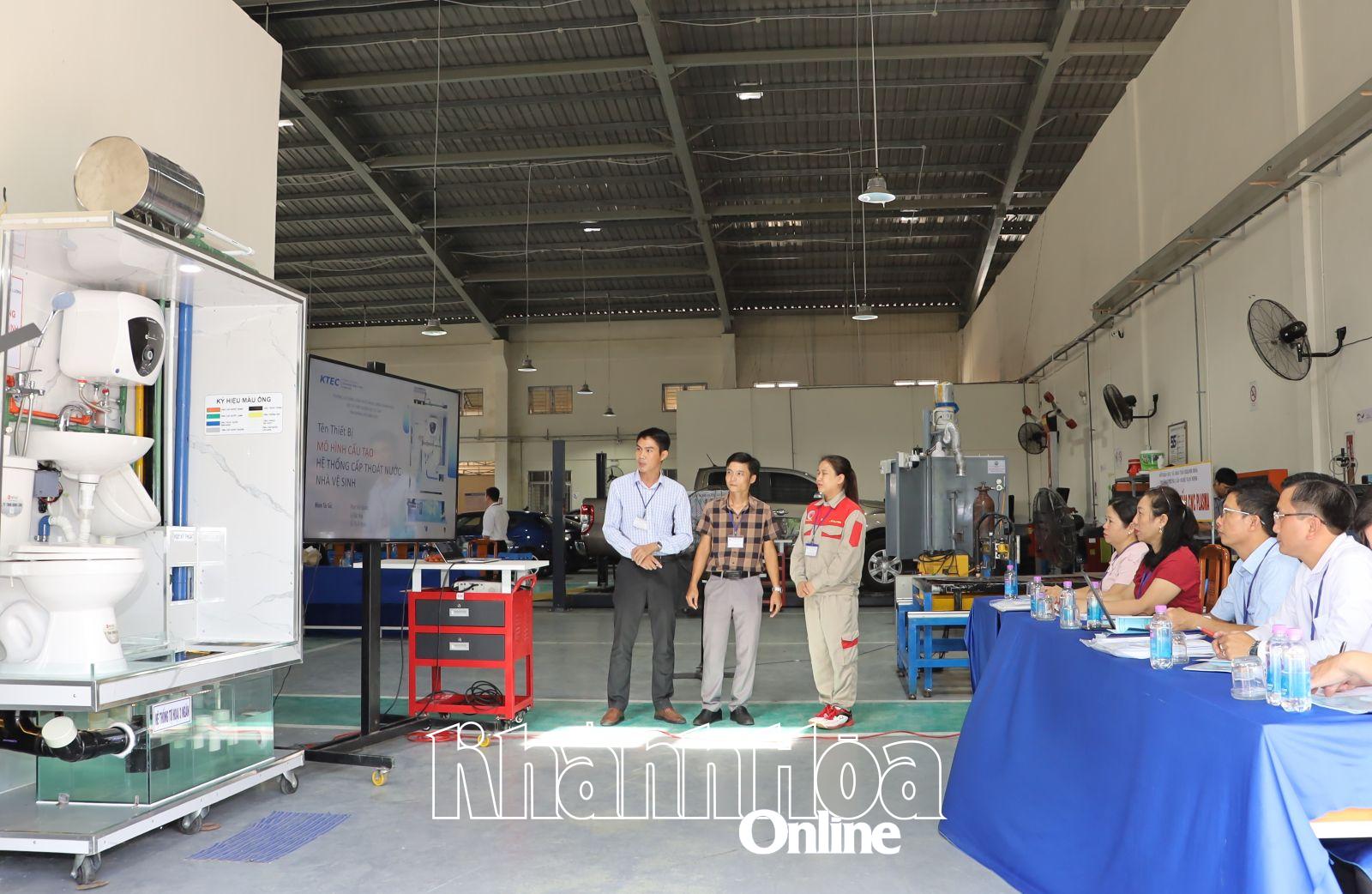 Các thí sinh trình bày phần thi thiết bị đào tạo tự làm với ban giáo khảo.