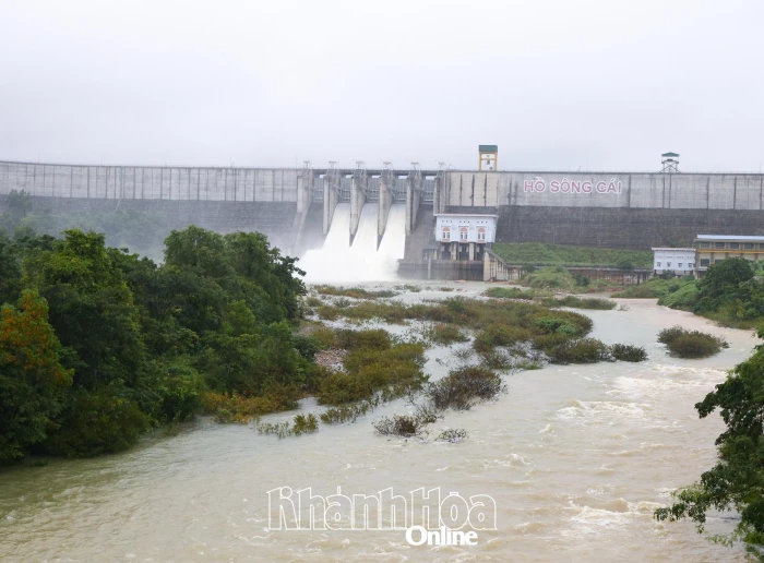 Vận hành điều tiết đón lũ ở hồ Sông Cái với lưu lượng 77m3/s