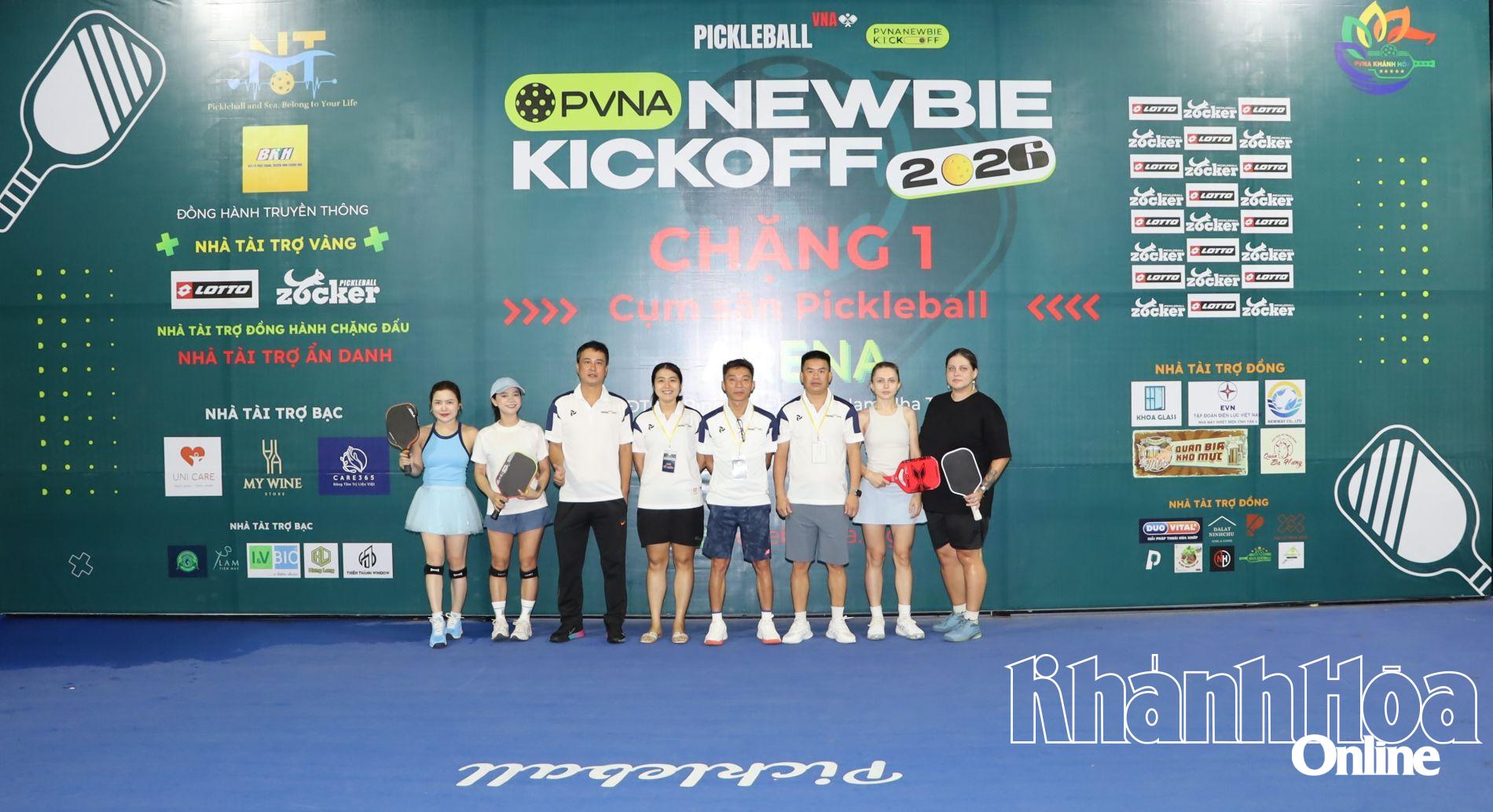 Các vận động viên và Ban tổ chức chụp ảnh lưu niệm.