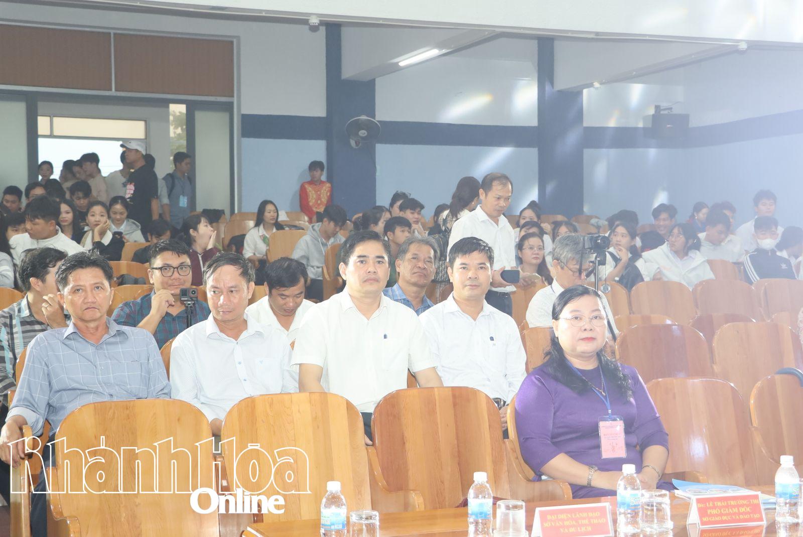 Các đại biểu tham gia hội diễn.