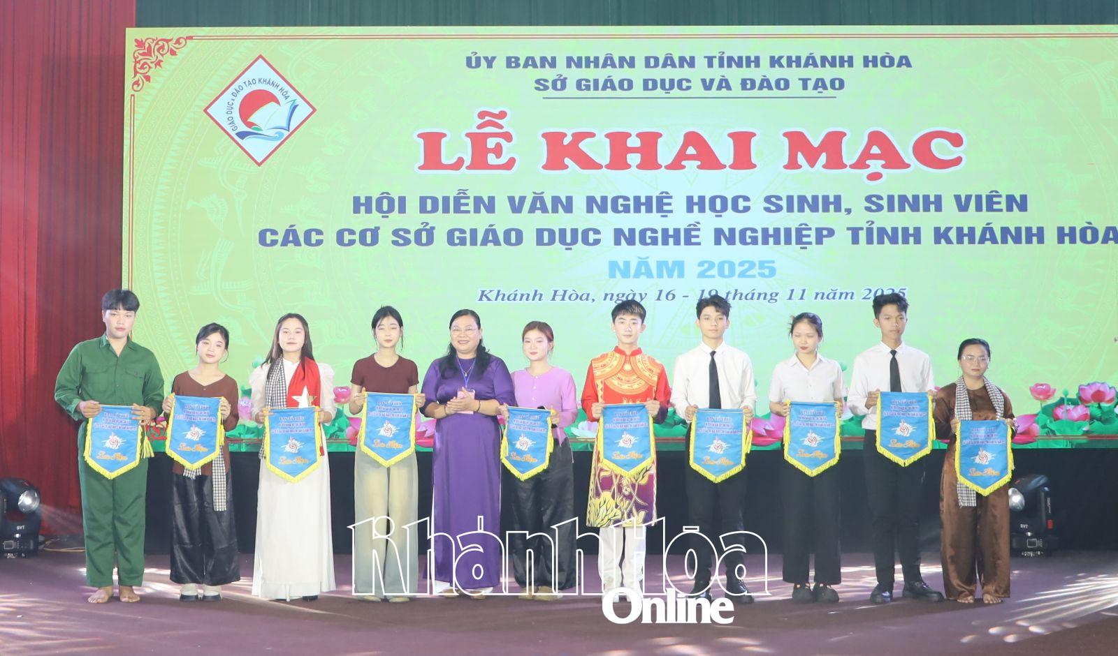 Lãnh đạo Sở Giáo dục và Đào tạo tặng cờ lưu niệm cho các đoàn tham gia hội diễn.