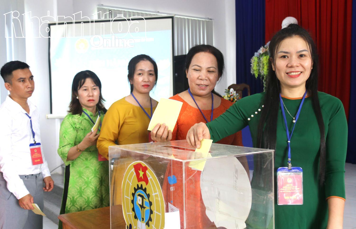 Các đại biểu bỏ phiếu bầu Ban Chấp hành Công đoàn cơ sở Công ty TNHH Tín Thịnh nhiệm kỳ 2025-2030.