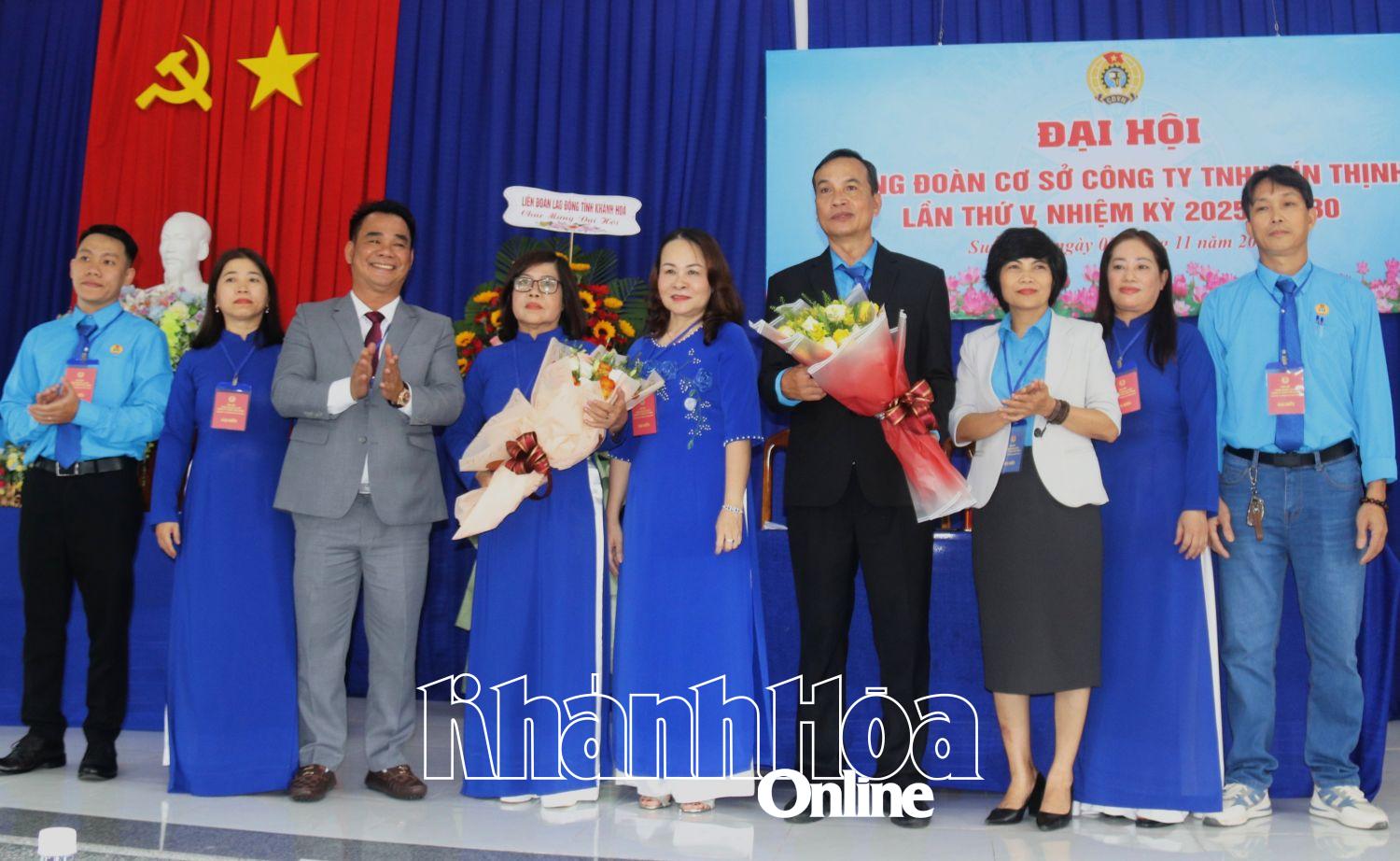 Bà Trần Thị Hương - Phó Chủ tịch Liên đoàn Lao động tỉnh và lãnh đạo Công ty TNHH Tín Thịnh tặng hoa chúc mừng Ban Chấp hành Công đoàn cơ sở Công ty TNHH Tín Thịnh, nhiệm kỳ 2025-2030.