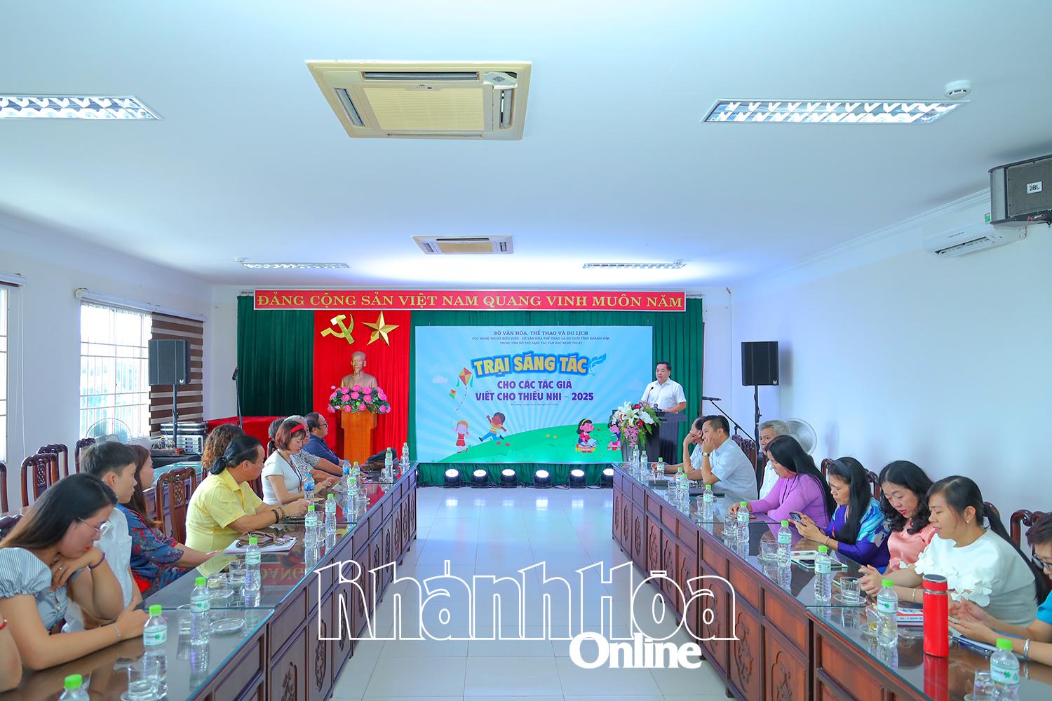 Quang cảnh buổi khai mạc Trại sáng tác cho các tác giả viết cho thiếu nhi năm 2025.