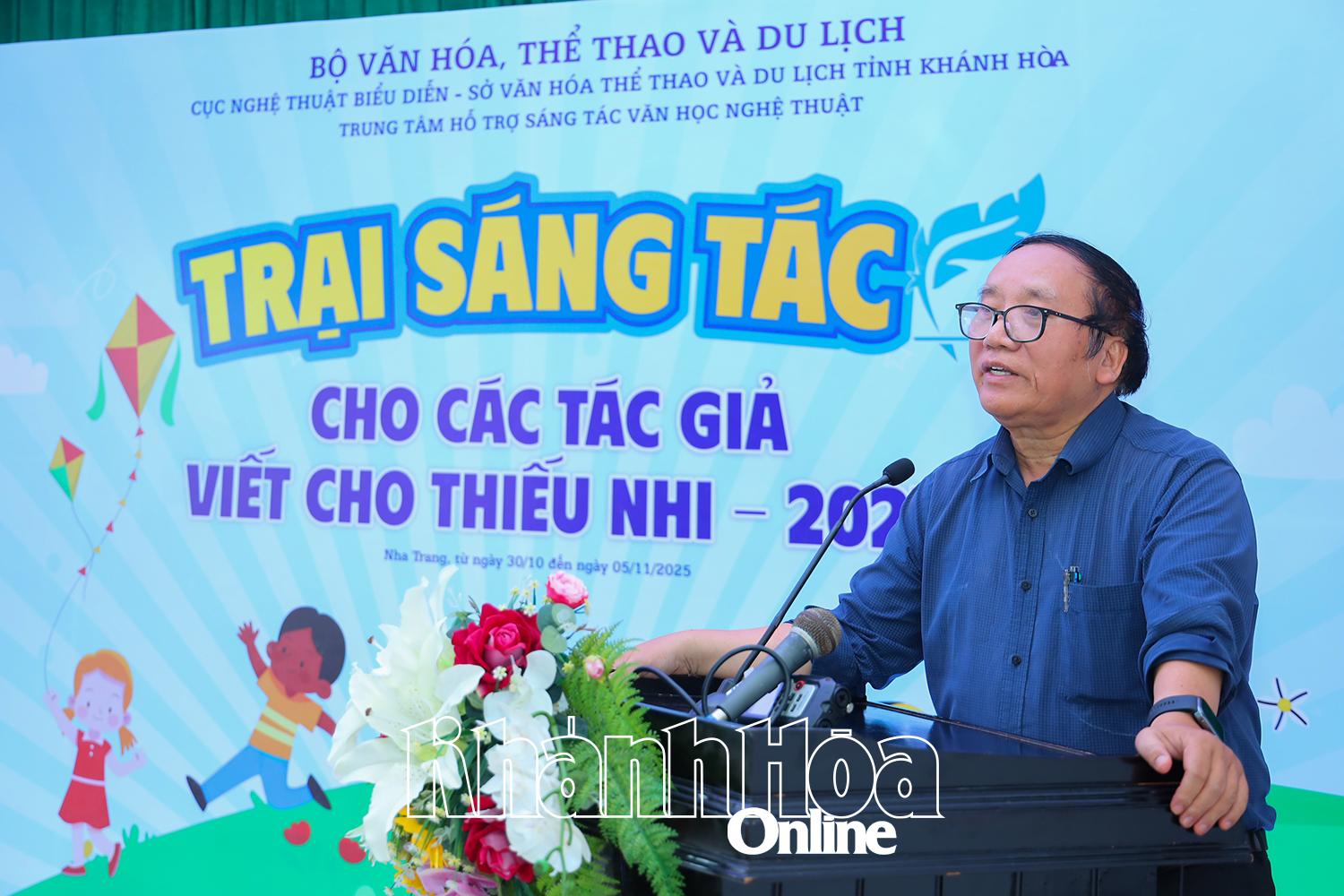 Nhà thơ Trần Đăng Khoa chia sẻ với các tác giả tham gia trại sáng tác về một số nội dung liên quan đến hoạt động sáng tác dành cho thiếu nhi.