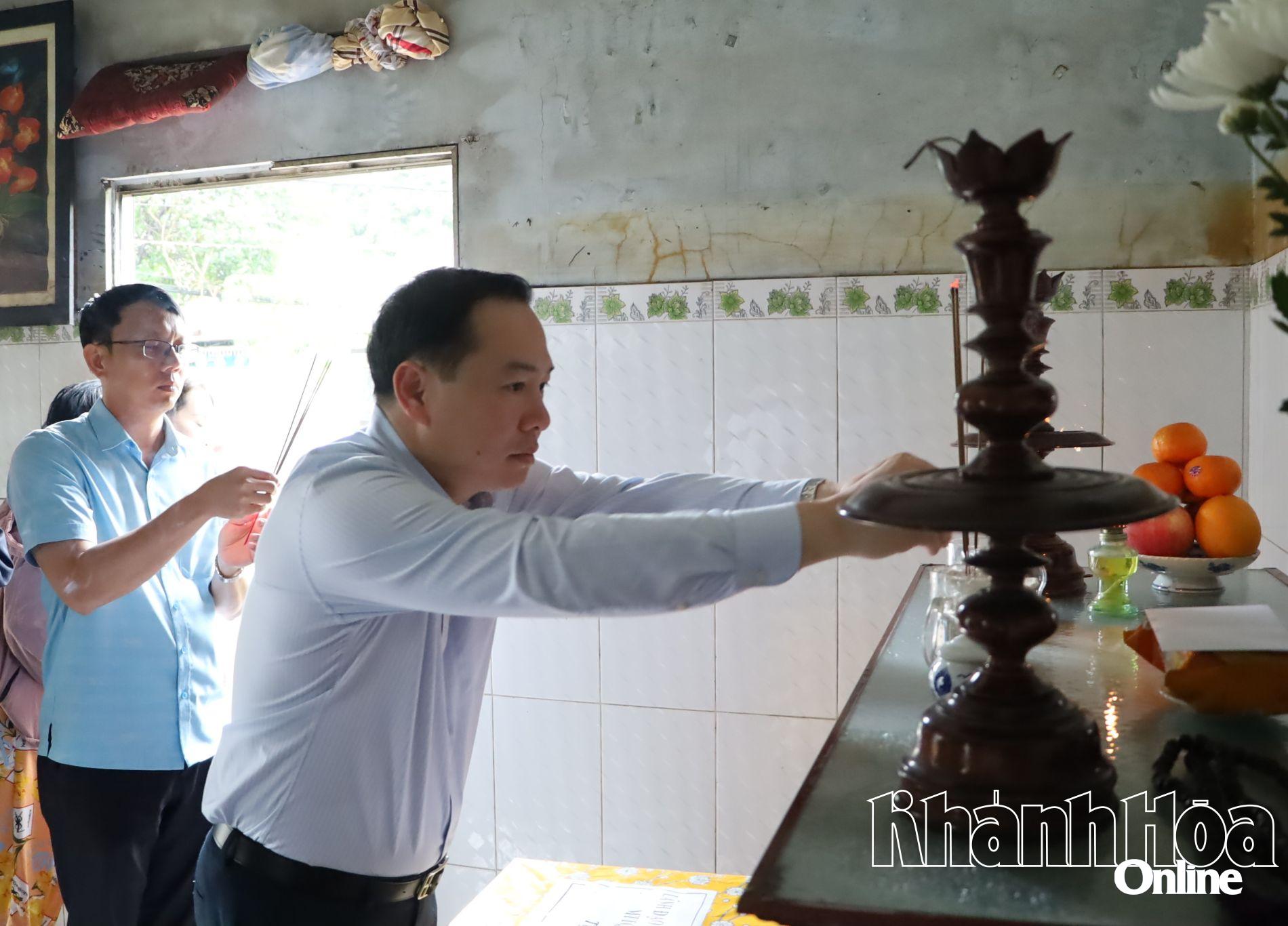 Đồng chí Hồ Xuân Trường và đồng chí Nguyễn Thanh Hà thắp hương, chia buồn với gia đình.