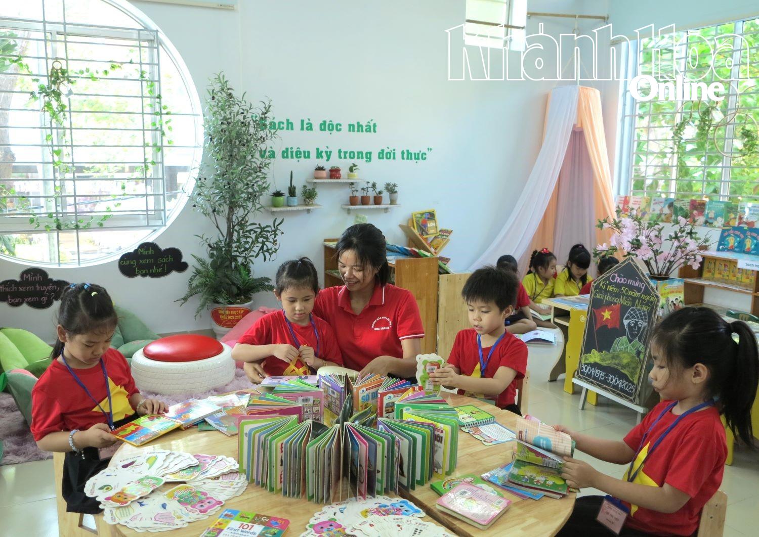 Cô và cháu Trường Mầm non Lộc Thọ 1 (phường Nha Trang). 