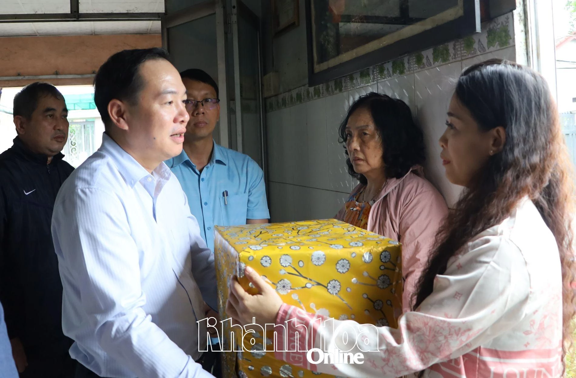 Thay mặt lãnh đạo Đảng, Nhà nước, đồng chí Hồ Xuân Trường trao suất hỗ trợ cho thân nhân bà Nguyễn Thị Lài. 