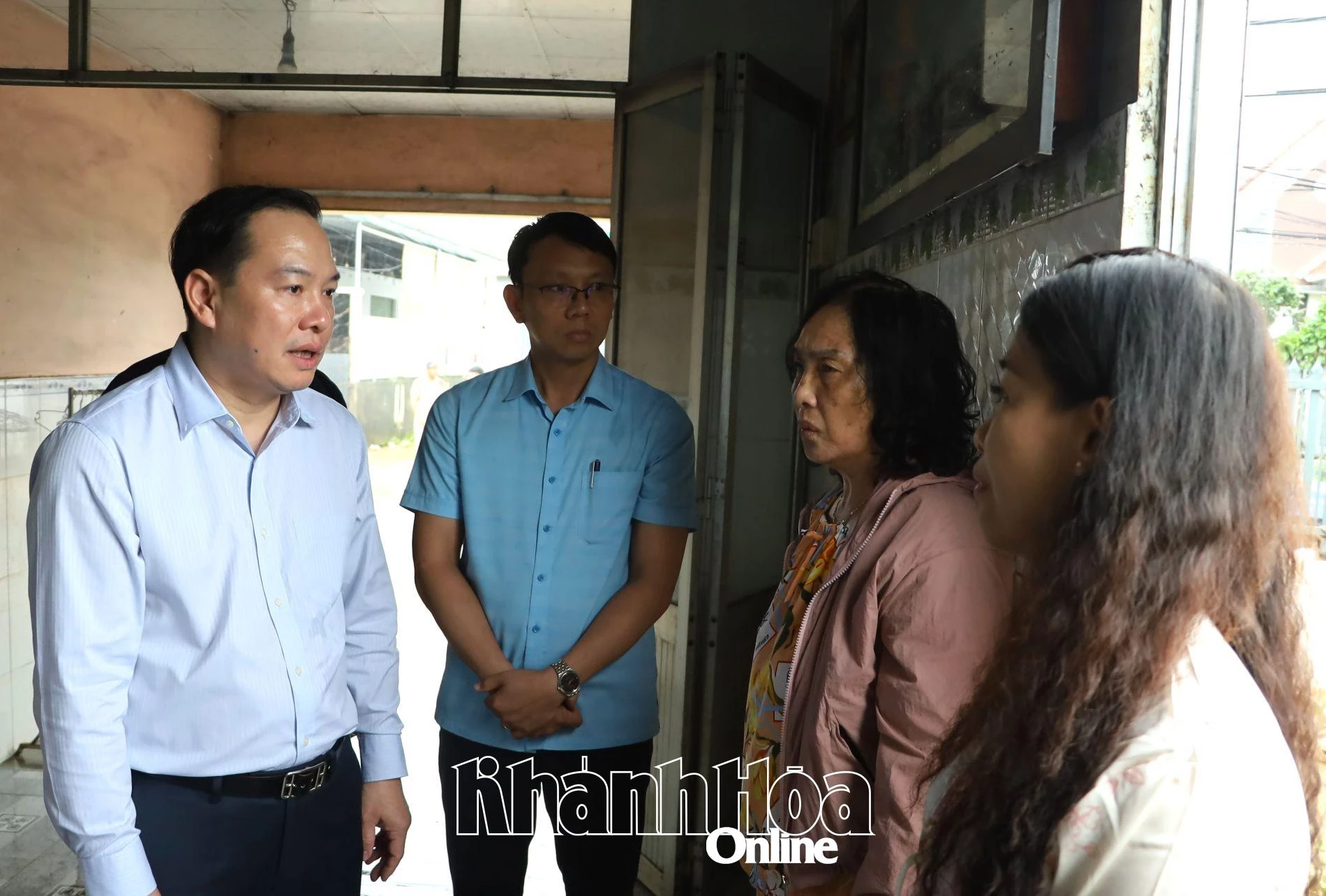 Đồng chí Hồ Xuân Trường thăm hỏi, động viên thân nhân gia đình có người mất do mưa lũ.