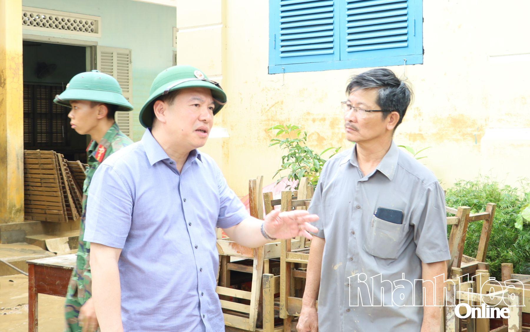 Đồng chí Hồ Xuân Trường kiểm tra công tác khắc phục tại Trường Tiểu học Diên An.