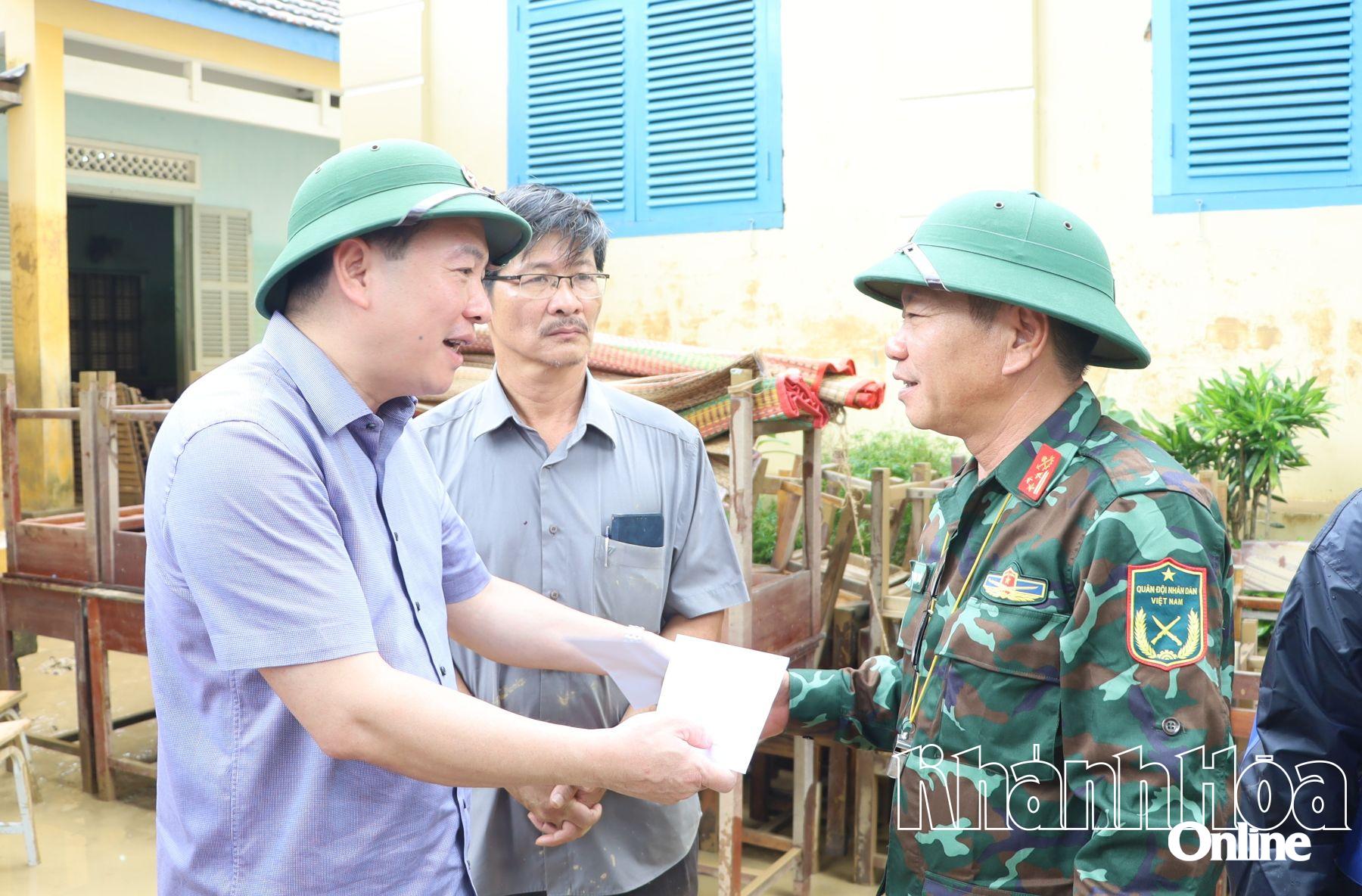 Đồng chí Hồ Xuân Trường tặng quà cảm ơn Lữ đoàn Công binh 293 đã hỗ trợ địa phương khắc phục hậu quả do mưa lũ.