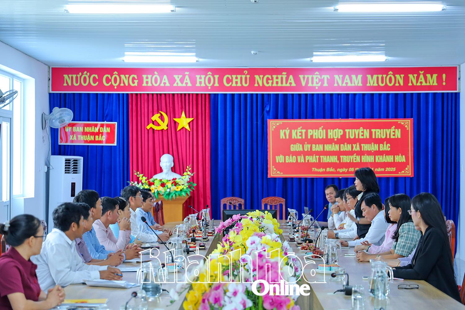 Quang cảnh buổi ký kết phối hợp tuyên truyền.