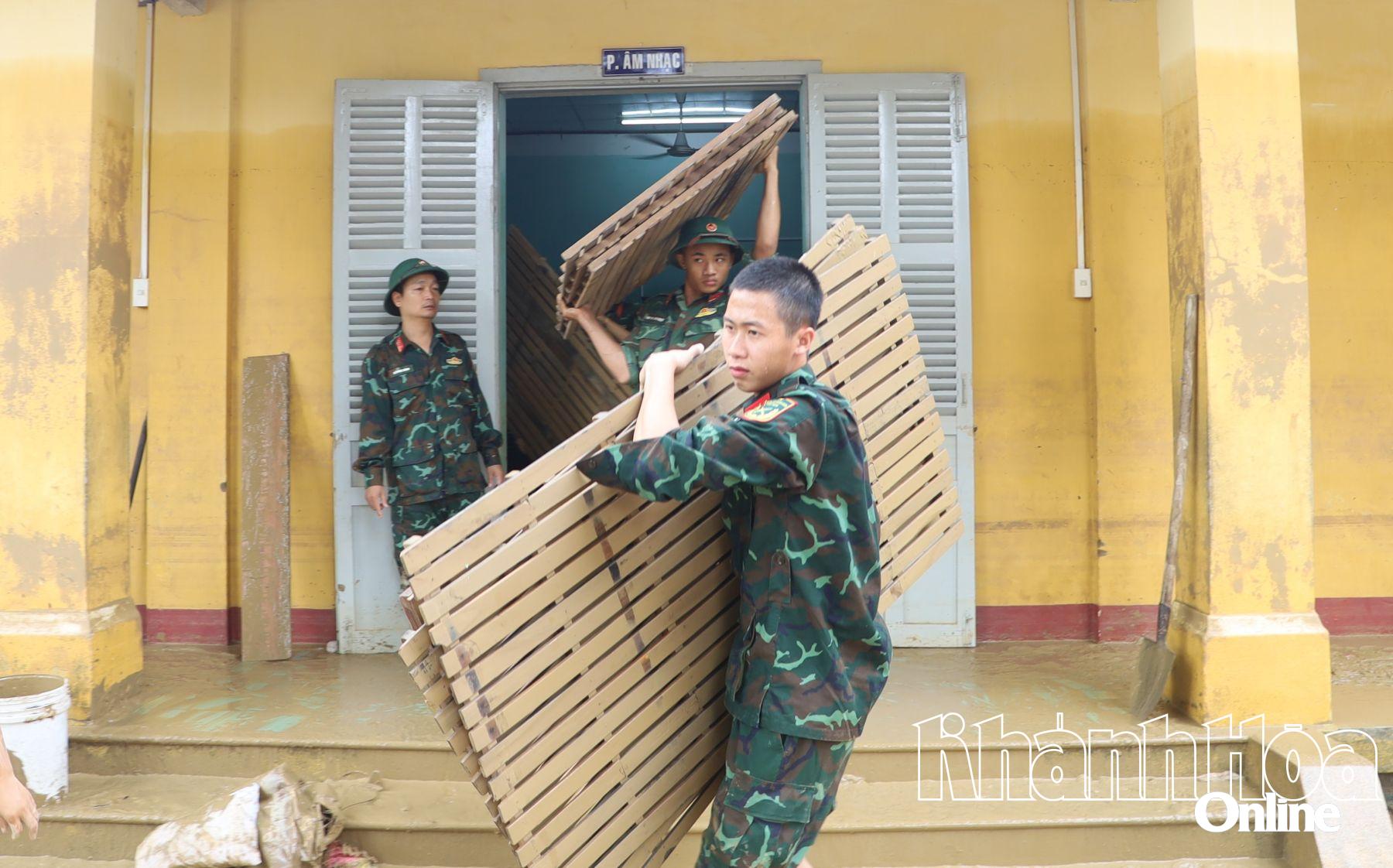Các chiến sĩ Lữ đoàn Công binh 293  hỗ trợ Trường Tiểu học Diên An vệ sinh môi trường.