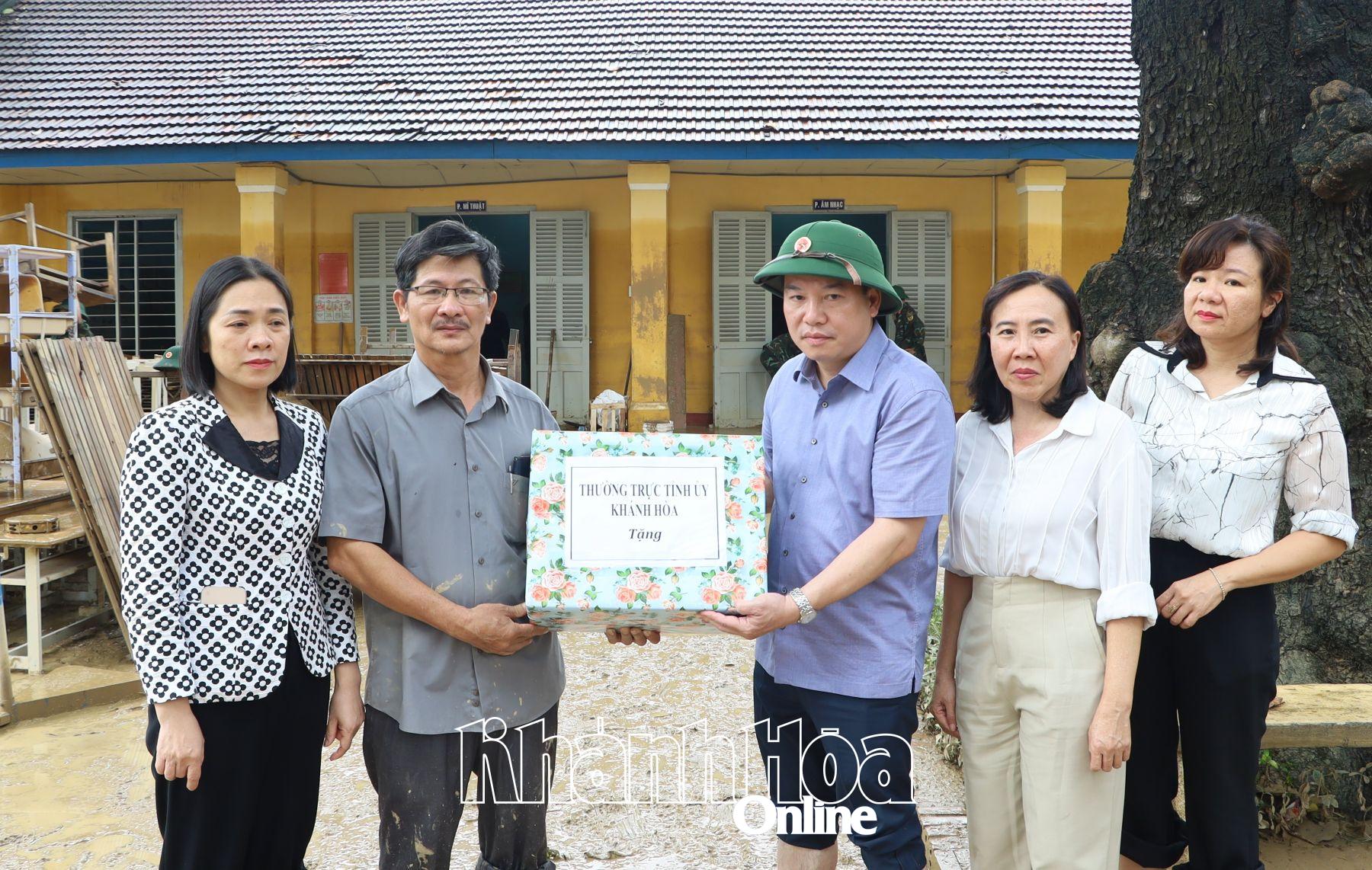 Đồng chí Hồ Xuân Trường tặng quà hỗ trợ cho Trường Tiểu học Diên An.