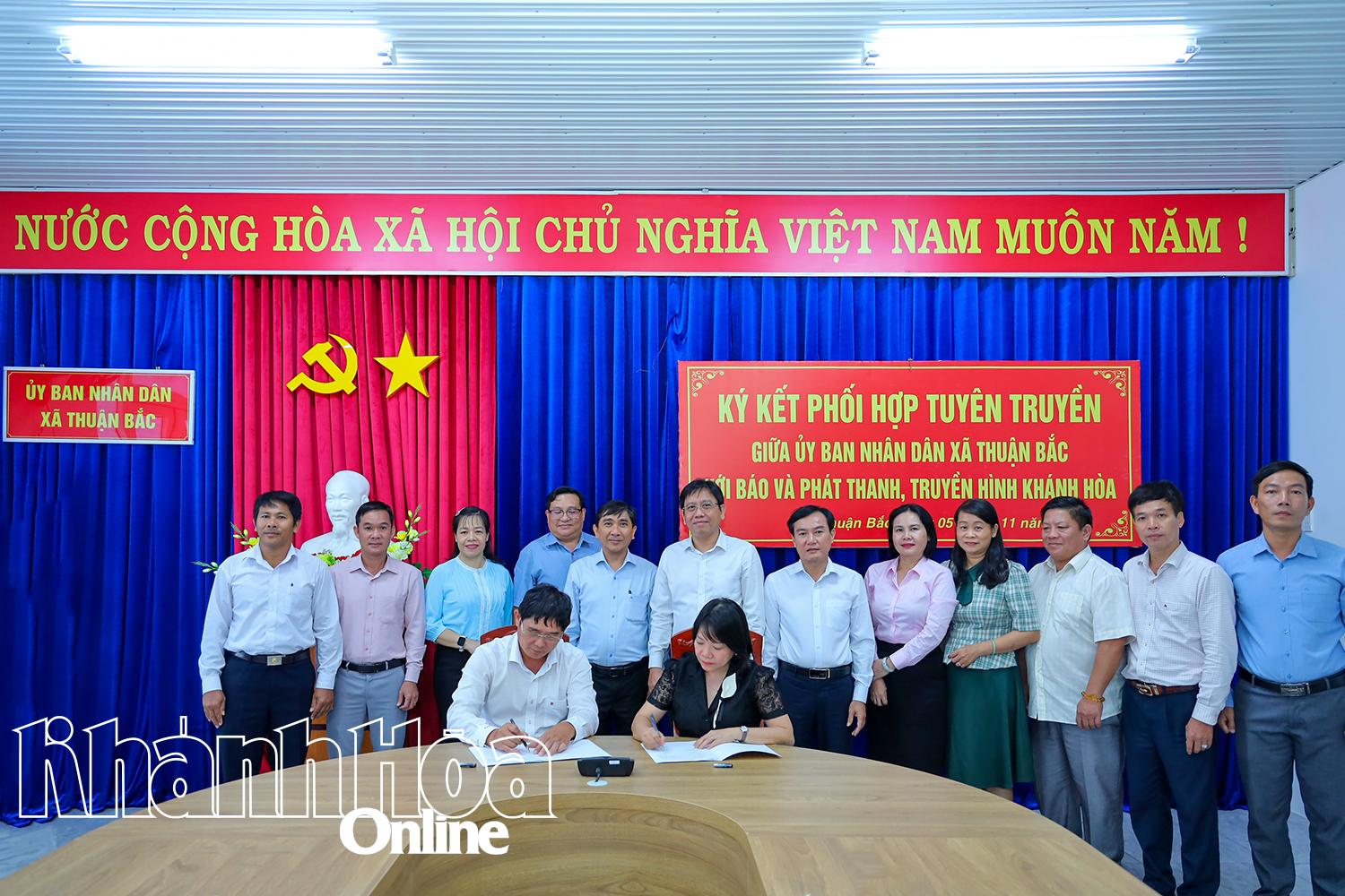 Lãnh đạo Báo và PTTH Khánh Hòa cùng lãnh đạo UBND xã Thuận Bắc ký kết phối hợp tuyên truyền.