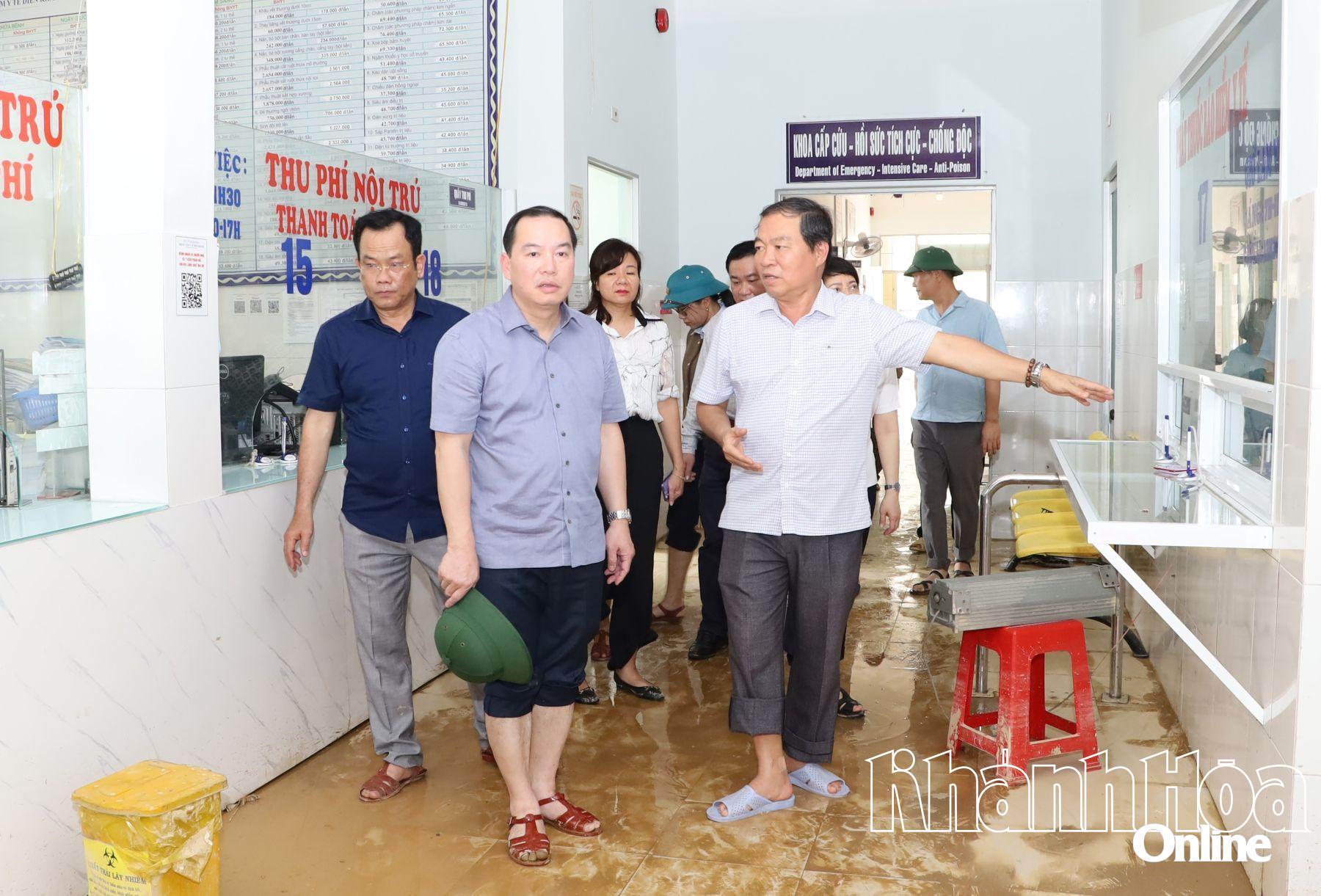 Đồng chí Hồ Xuân Trường kiểm tra tình hình khắc phục thiệt hại tại Trung tâm Y tế Diên Khánh.