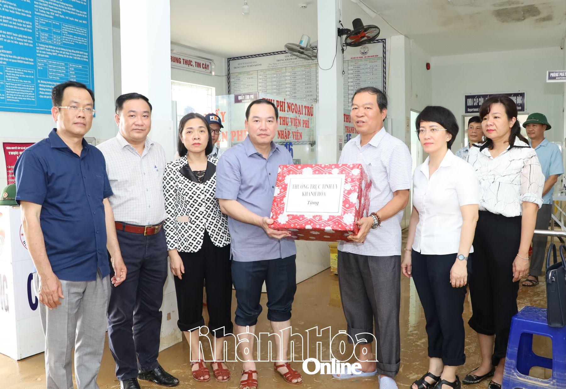 Đồng chí Hồ Xuân Trường tặng quà động viên cán bộ, nhân viên Trung tâm Y tế Diên Khánh.