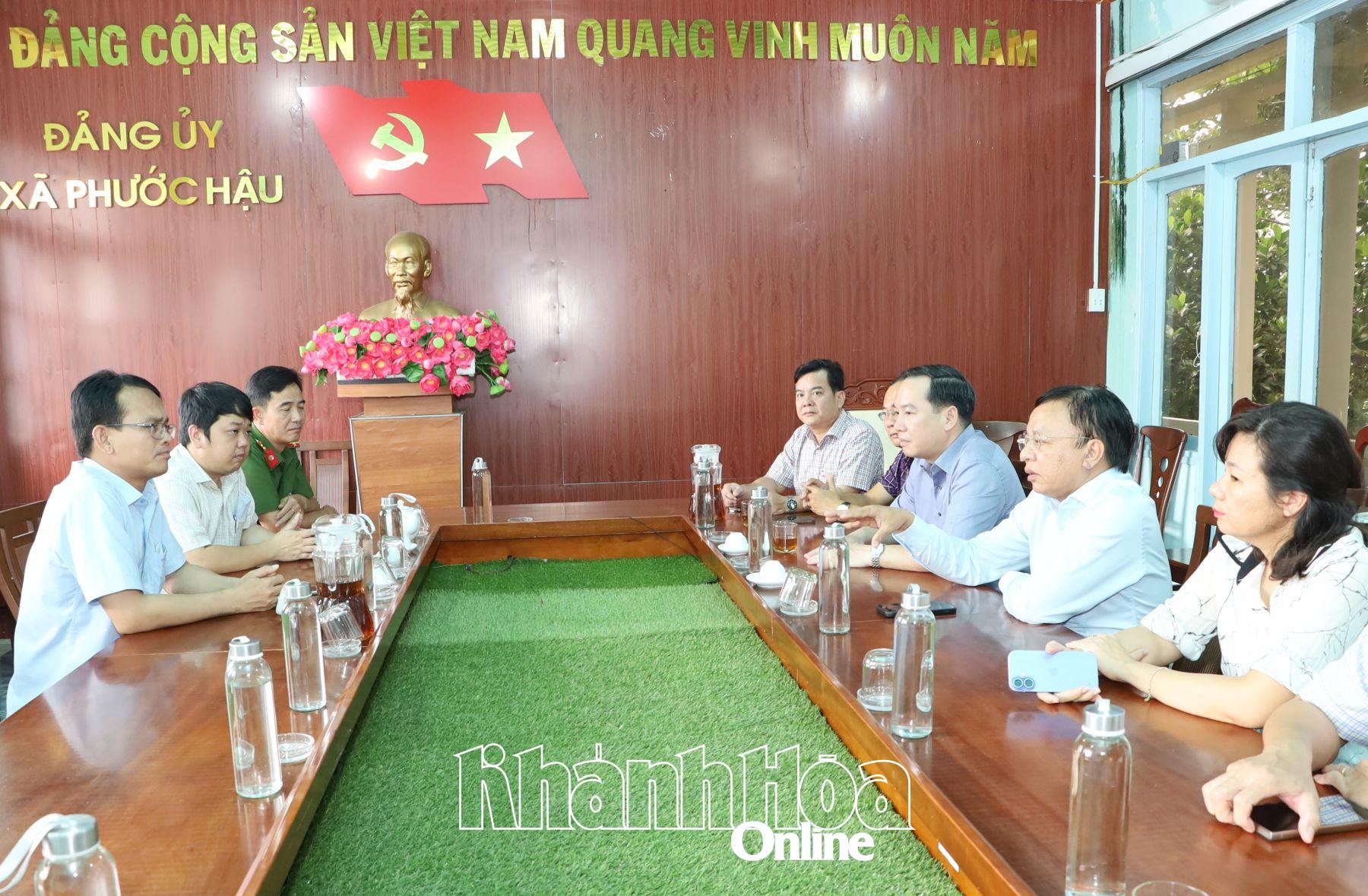 Đồng chí Hồ Xuân Trường làm việc với lãnh đạo xã Phước Hậu.