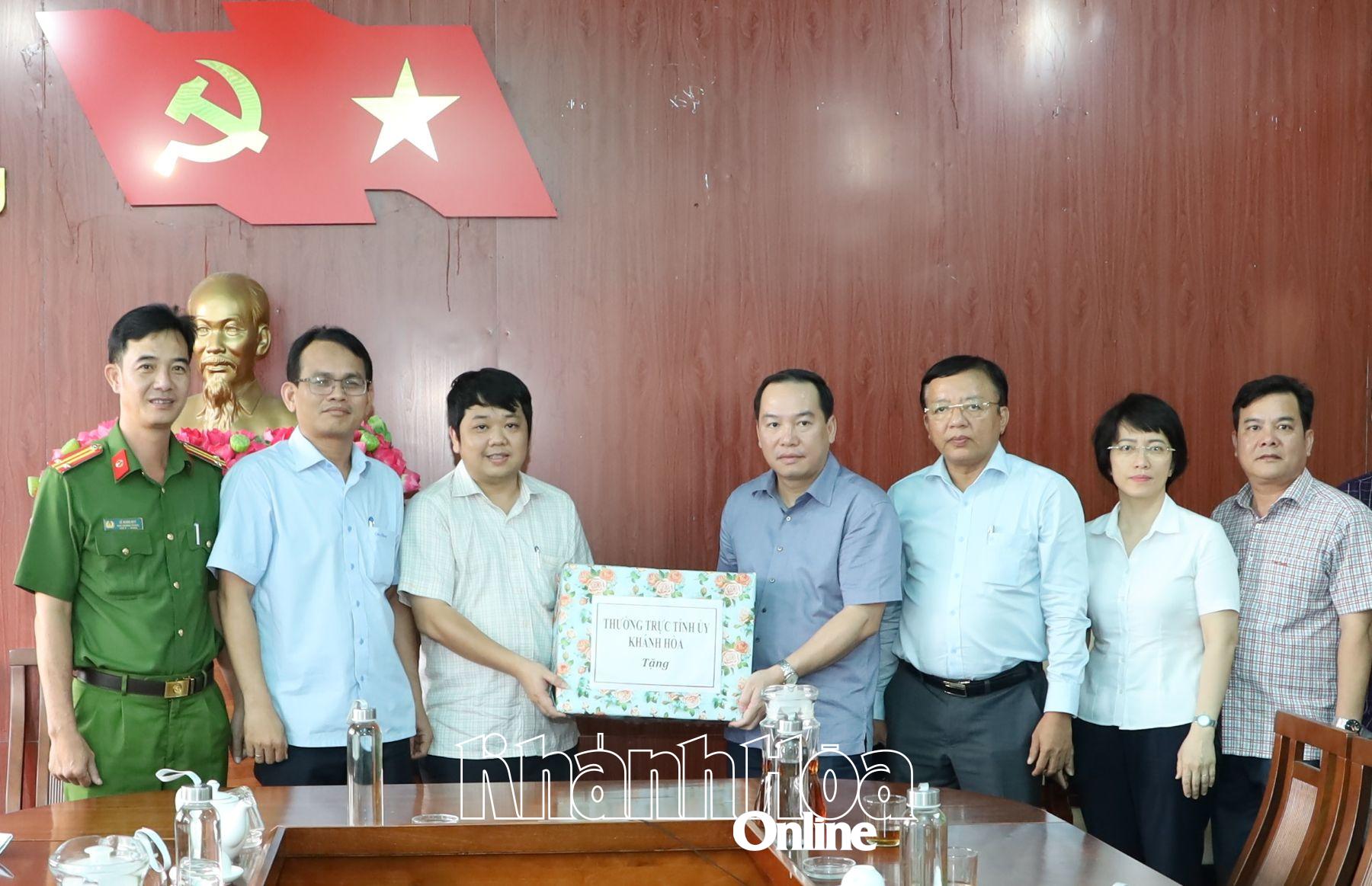 Đồng chí Hồ Xuân Trường tặng quà động viên cán bộ, nhân dân xã Phước Hâu.