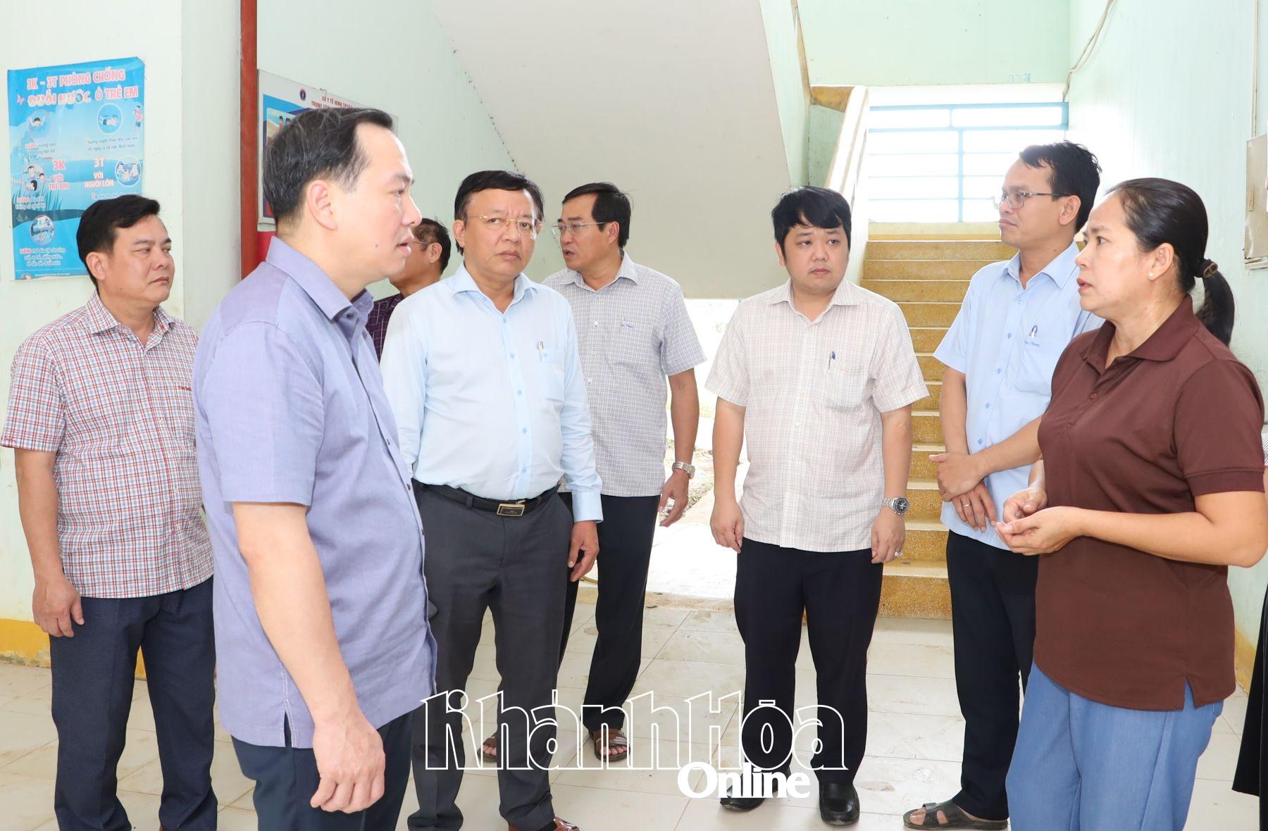 Đồng chí Hồ Xuân Trường kiểm tra công tác khắc phục thiệt hại tại Trường THCS Phan Bội Châu.