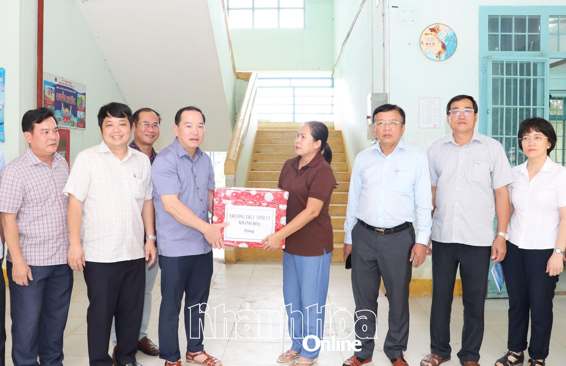 Đồng chí Hồ Xuân Trường tặng quà động viên cán bộ, giáo viên Trường THCS Phan Bội Châu.