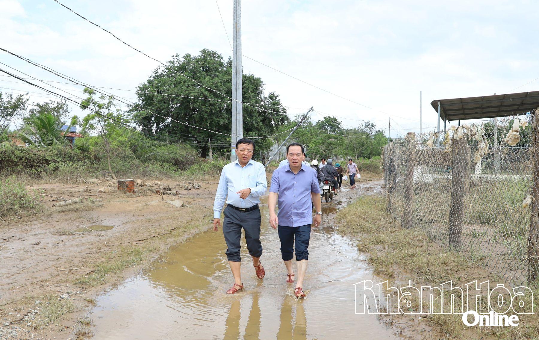 Đồng chí Hồ Xuân Trường và đồng chí Lê Huyền kiểm tra thiệt hại tại một số khu vực của xã Phước Hậu.