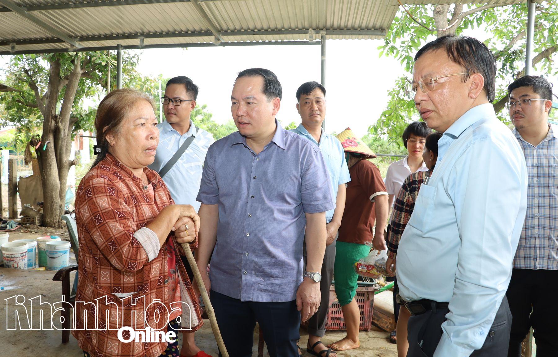Đồng chí Hồ Xuân Trường và đồng chí Lê Huyền thăm hỏi, động viên người dân sớm vượt qua khó khăn, hoạn nạn.