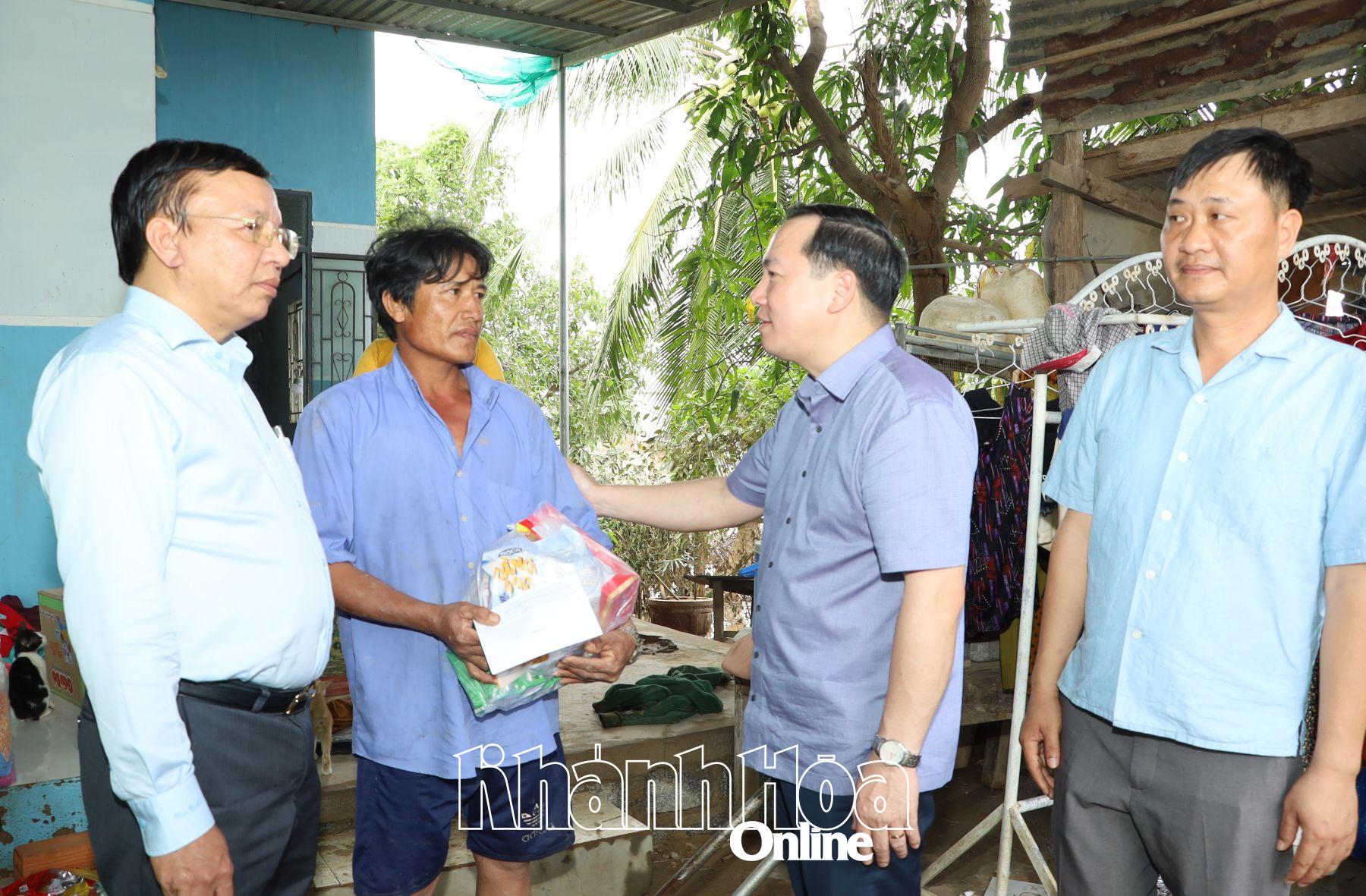 Đồng chí Hồ Xuân Trường trao quà hỗ trợ cho một hộ dân xã Phước Hậu bị thiệt hại do mưa lũ.