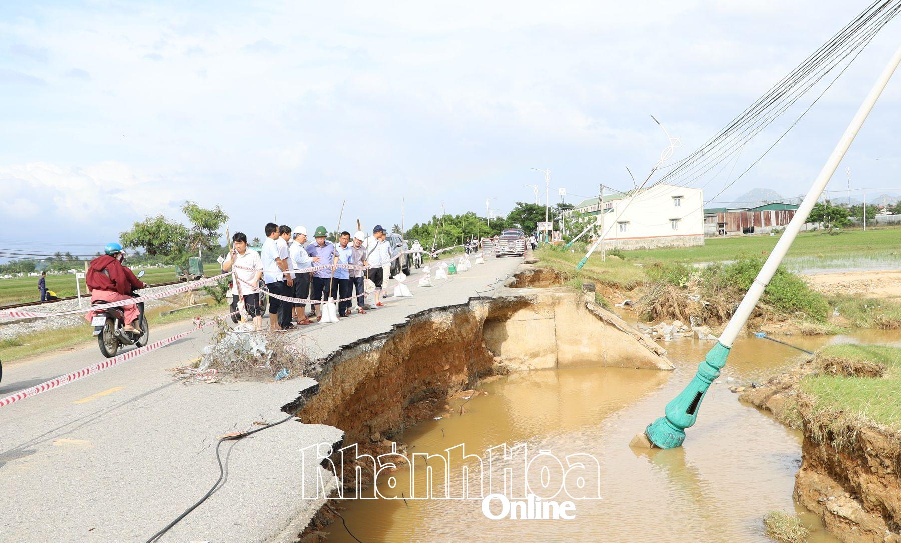 Đồng chí Hồ Xuân Trường kiểm tra sạt lở tuyến Tỉnh lộ 703 đoạn qua xã Ninh Phước.