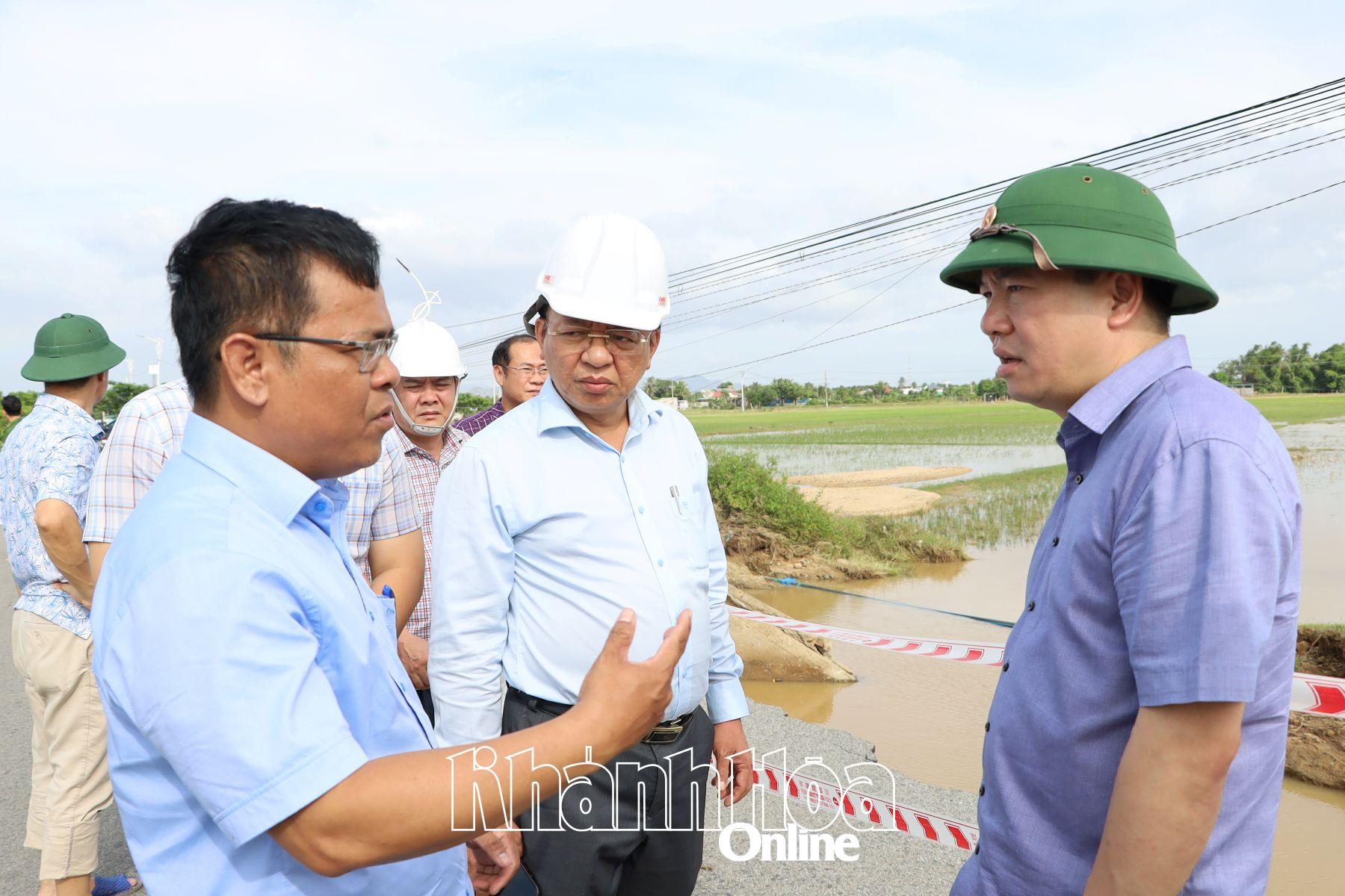 Đồng chí Hồ Xuân Trường và đồng chí Lê Huyền nghe xã Ninh Phước báo cáo tình hình khắc phục thiệt hại do mưa lũ.