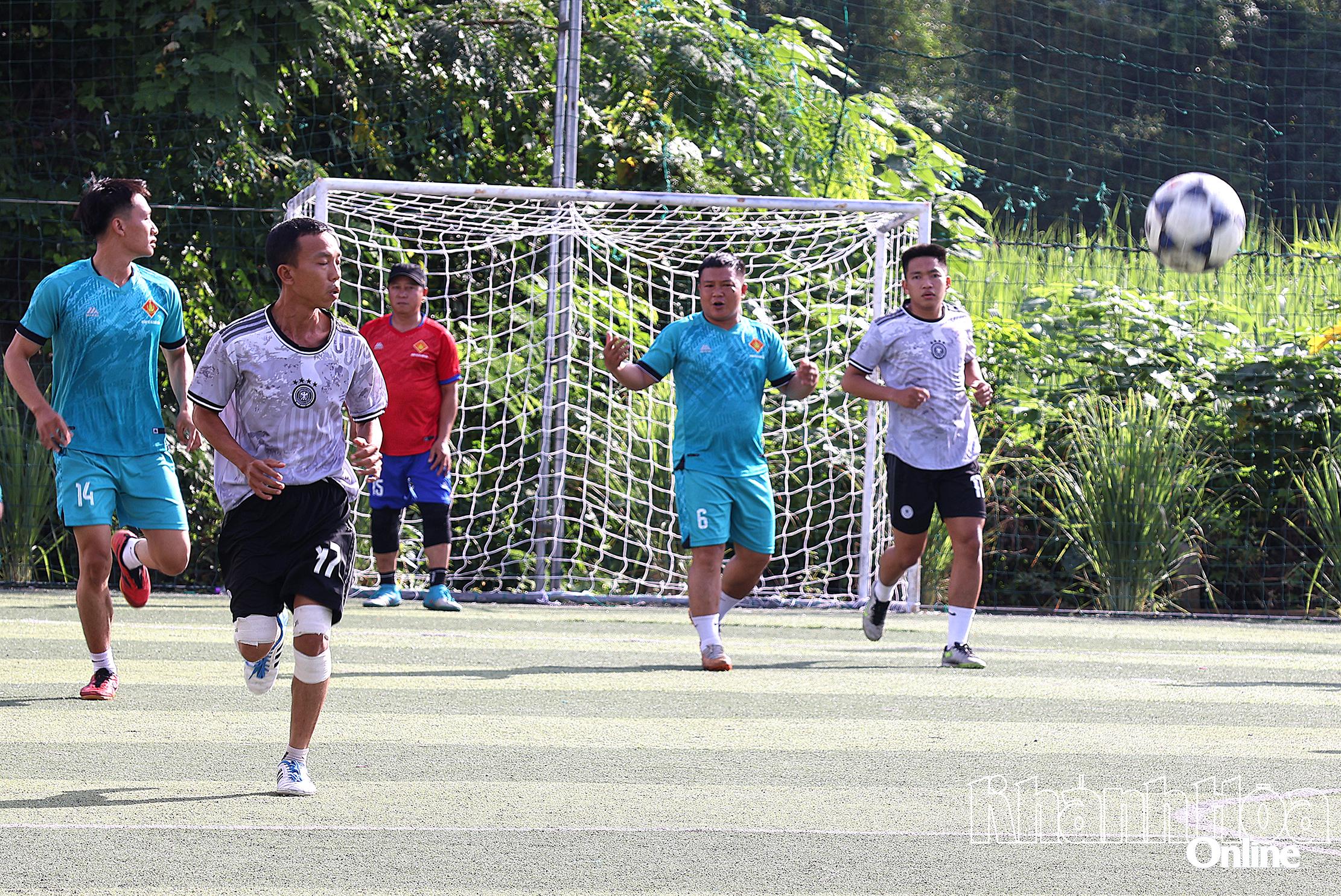 Trận chung kết giữa đội Ban Chỉ huy Quân sự xã và đội thôn Tân Xương 1.