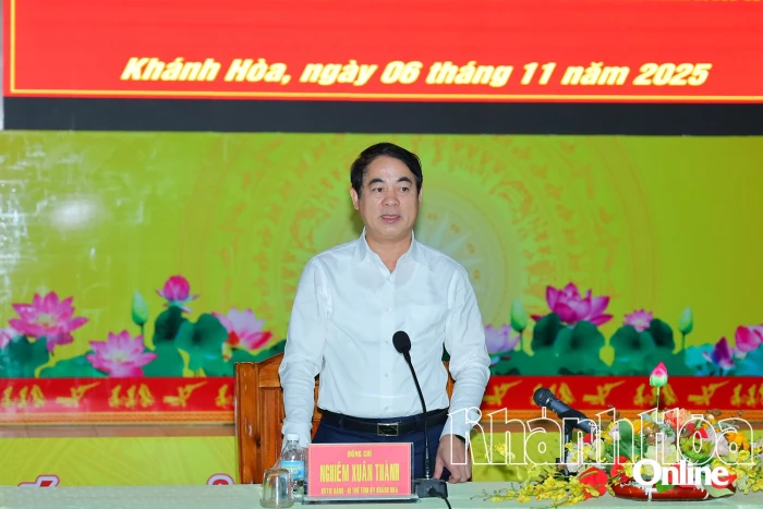 Bí thư Tỉnh ủy Nghiêm Xuân Thành làm việc với Sở Chỉ huy Phòng chống thiên tai - Tìm kiếm cứu nạn tỉnh về ứng phó bão số 13